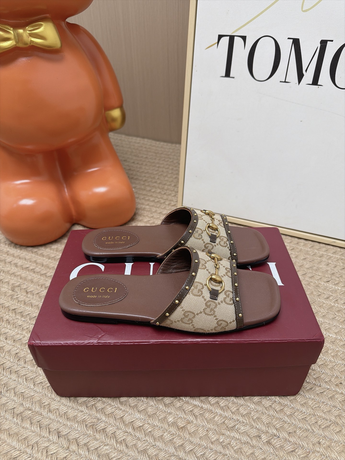 Женские шлёпанцы Gucci с металлическими заклёпками бежевого цвета