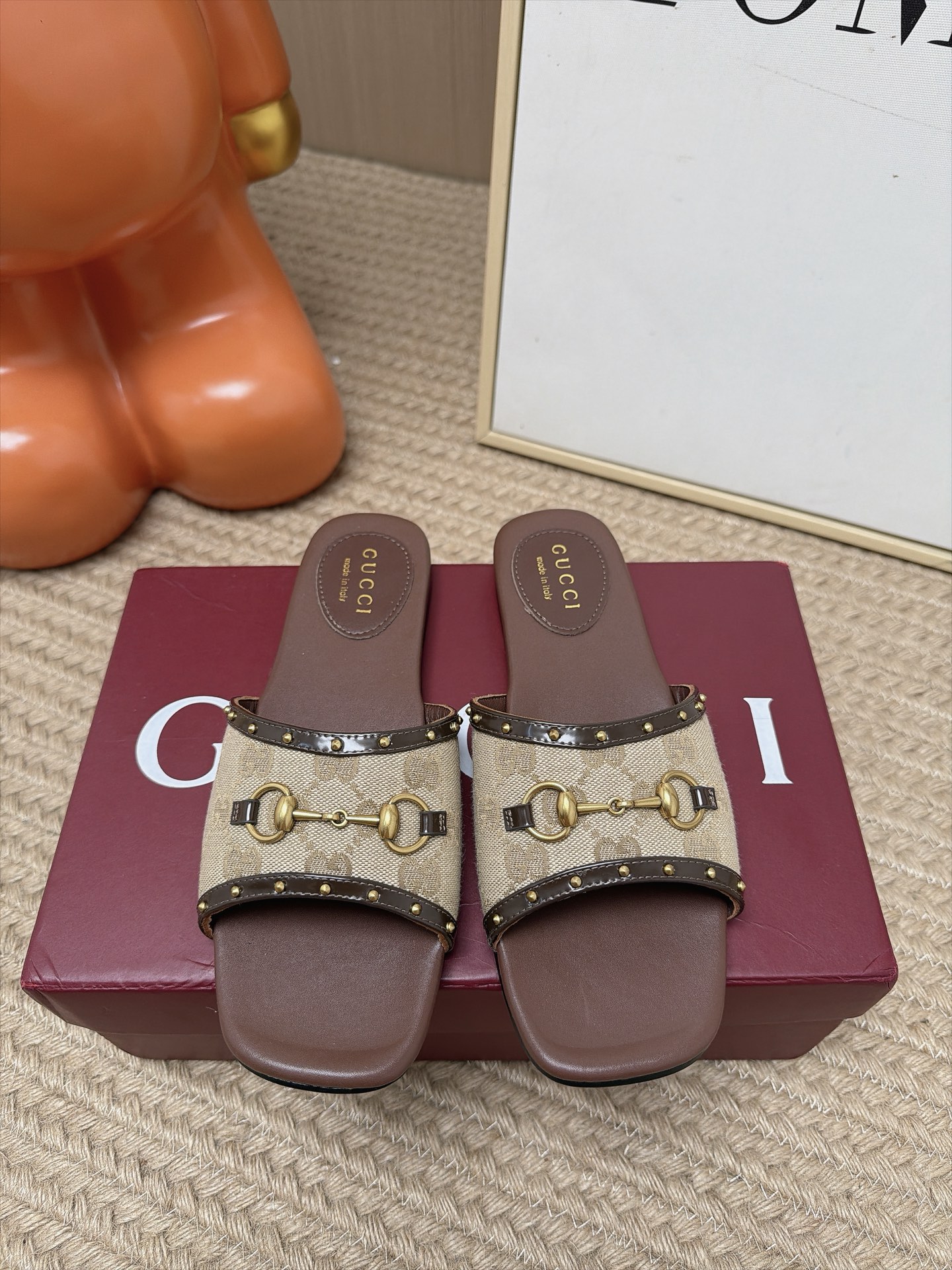 Женские шлёпанцы Gucci с металлическими заклёпками бежевого цвета