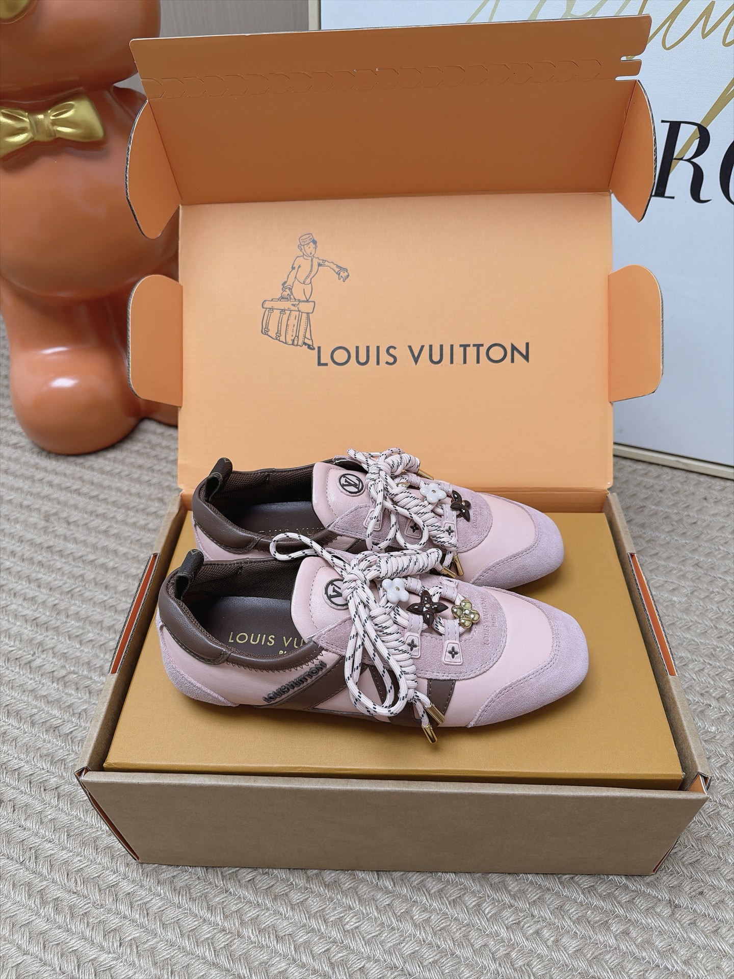 Женские кроссовки Louis Vuitton с цветочным декором розового цвета