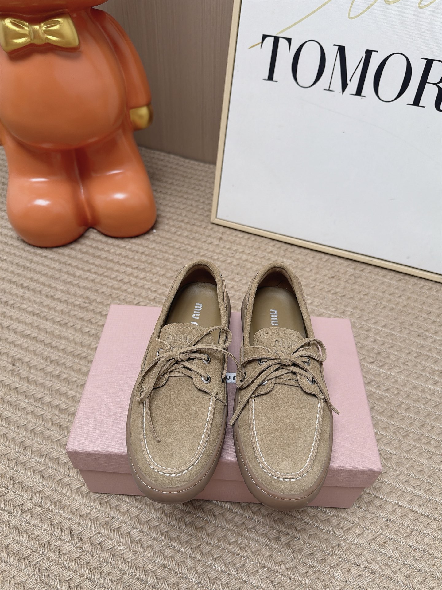 Женские лоферы Miu Miu бежевого цвета