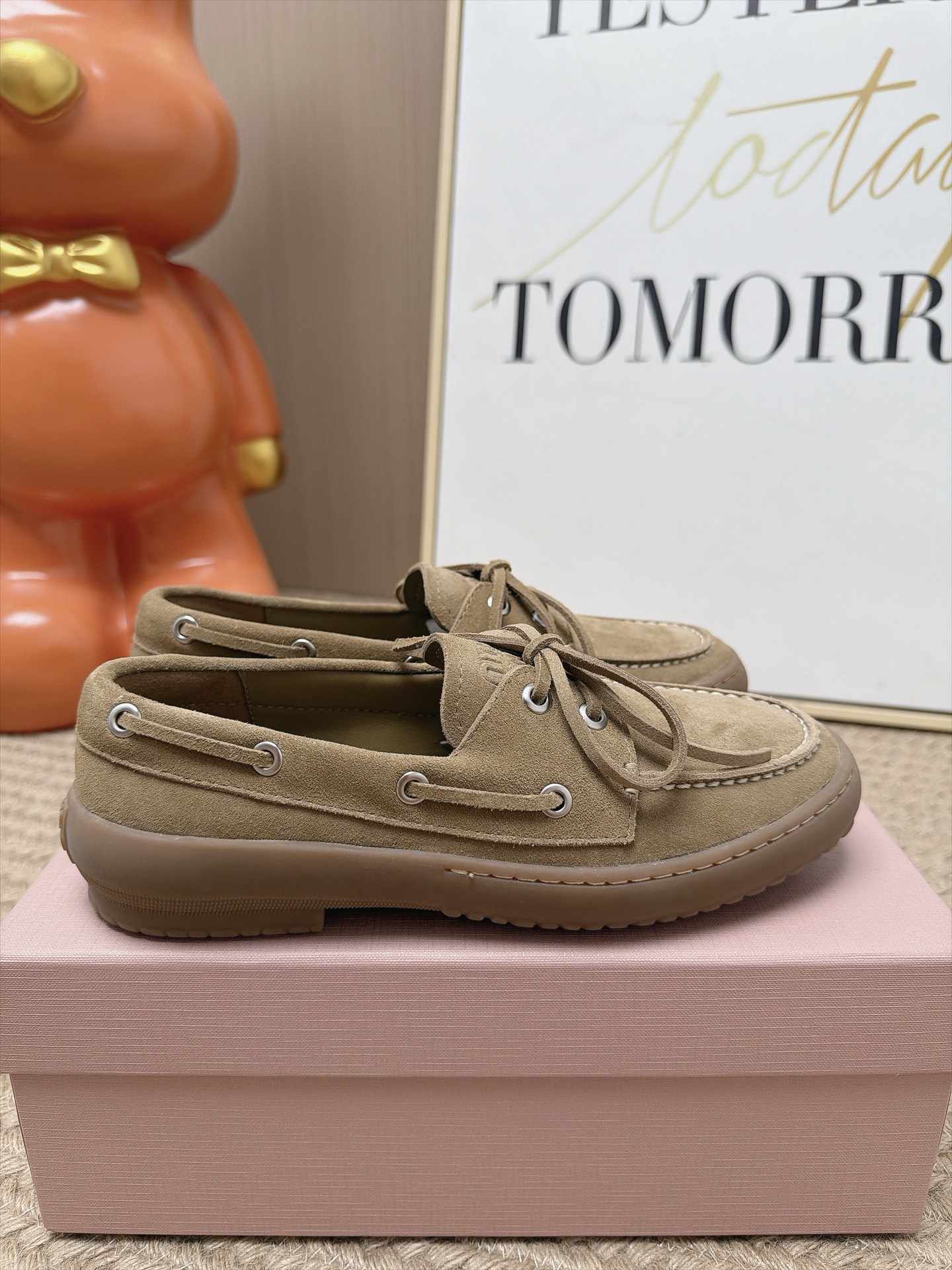 Женские лоферы Miu Miu бежевого цвета
