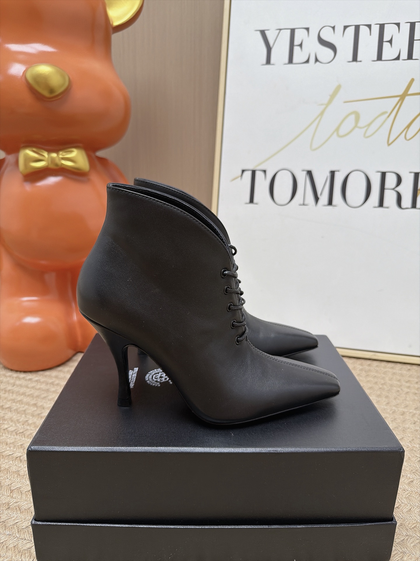 Женские ботильоны Alaia с пряжками черного цвета Alaïa