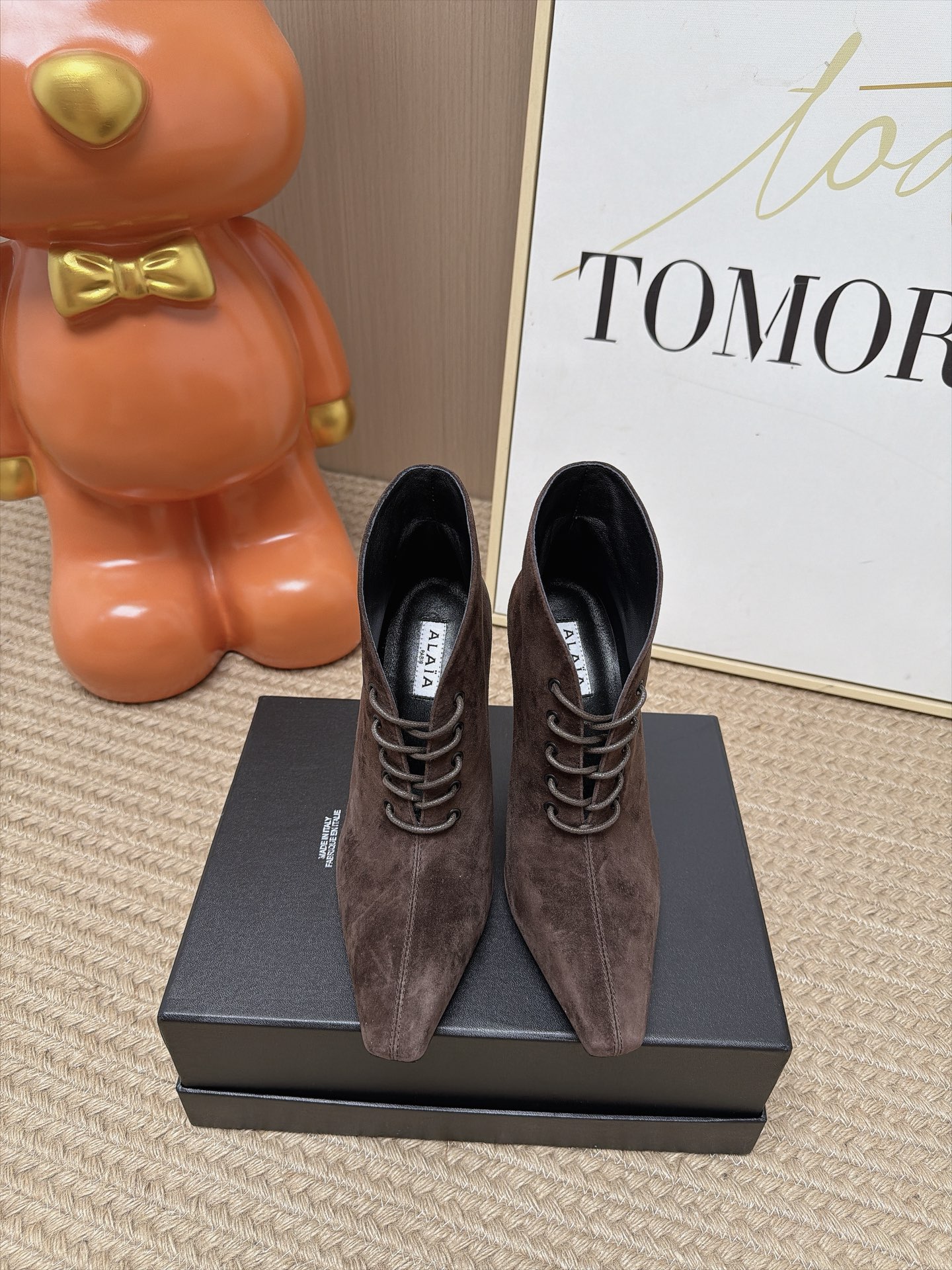 Женские ботильоны Alaia с пряжкой и острый носок коричневого цвета Alaïa
