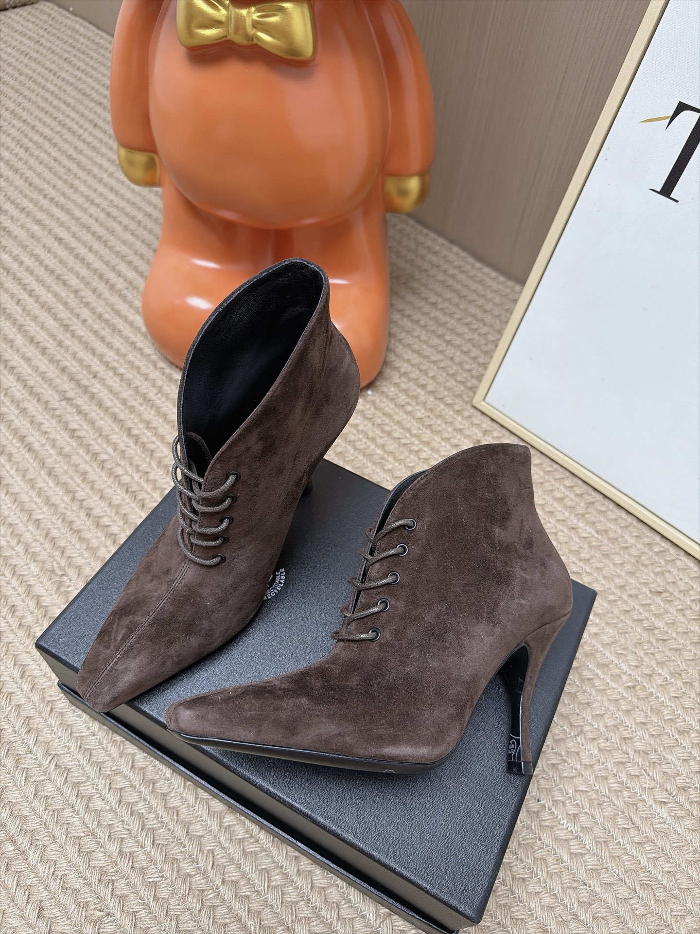 Женские ботильоны Alaia с пряжкой и острый носок коричневого цвета Alaïa