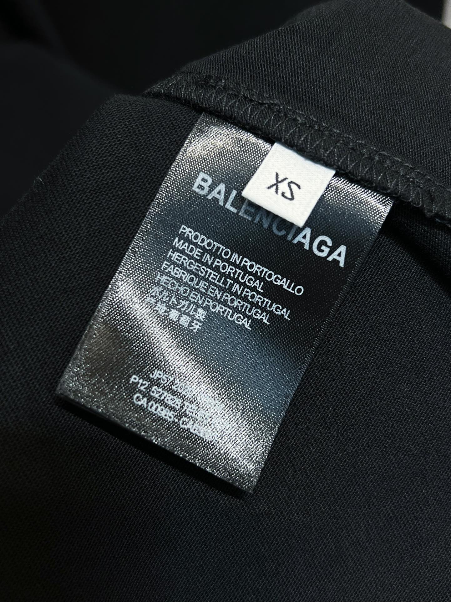 BalenciagaxBMW联名T恤采用了圆领设计非常舒适不会束缚颈部同时正面印有Balenciaga和