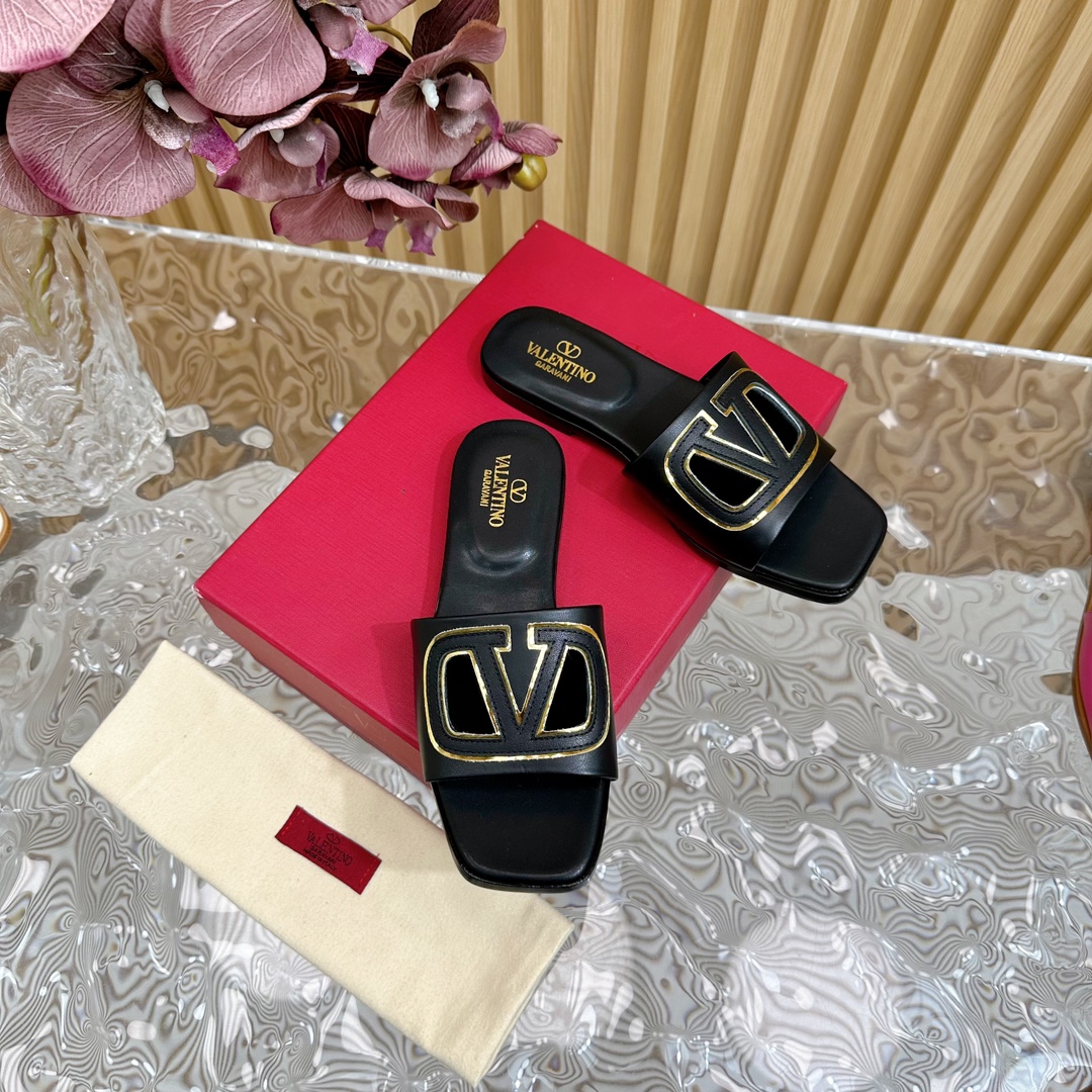 NO:235894,Early spring counter catwalk model, synchronous update Valentino Valentino strips, deep-mouth semi-tork/flat-sole shoes/high-heeled single shoes/series. ——————————————————————————————————————————————————————————————————————————————————————————————————————————————————————————————————————————————————————————————————————————————————————————————————————————————————————————————————————————————————————————————————————————————————————————————————————————————————————————————————————————————————————————————————————————————————————————————————————————————————————————————————————————————————————————————————————————————19860909早春专柜走秀款 同步更新 Valentino华伦天伦 条带 深口半拖/后续会出平底单鞋/高跟单鞋/系列 ———————————顶级版本 奶奶深口设计搭配彰显了品牌独有的设计风格 奢华时尚 极有辨识度 精致的圆头 侧身弧线完美 味儿特别纯正 名媛气质女人味十足 鞋面采用进口牛皮 内里采用混种羊皮 原版开模五金扣 意大利进口牛皮大底 码数35-39（40/41定制）,拖鞋,valentino,valentino,slippers,cowhide,sheepskin,Women's Shoes