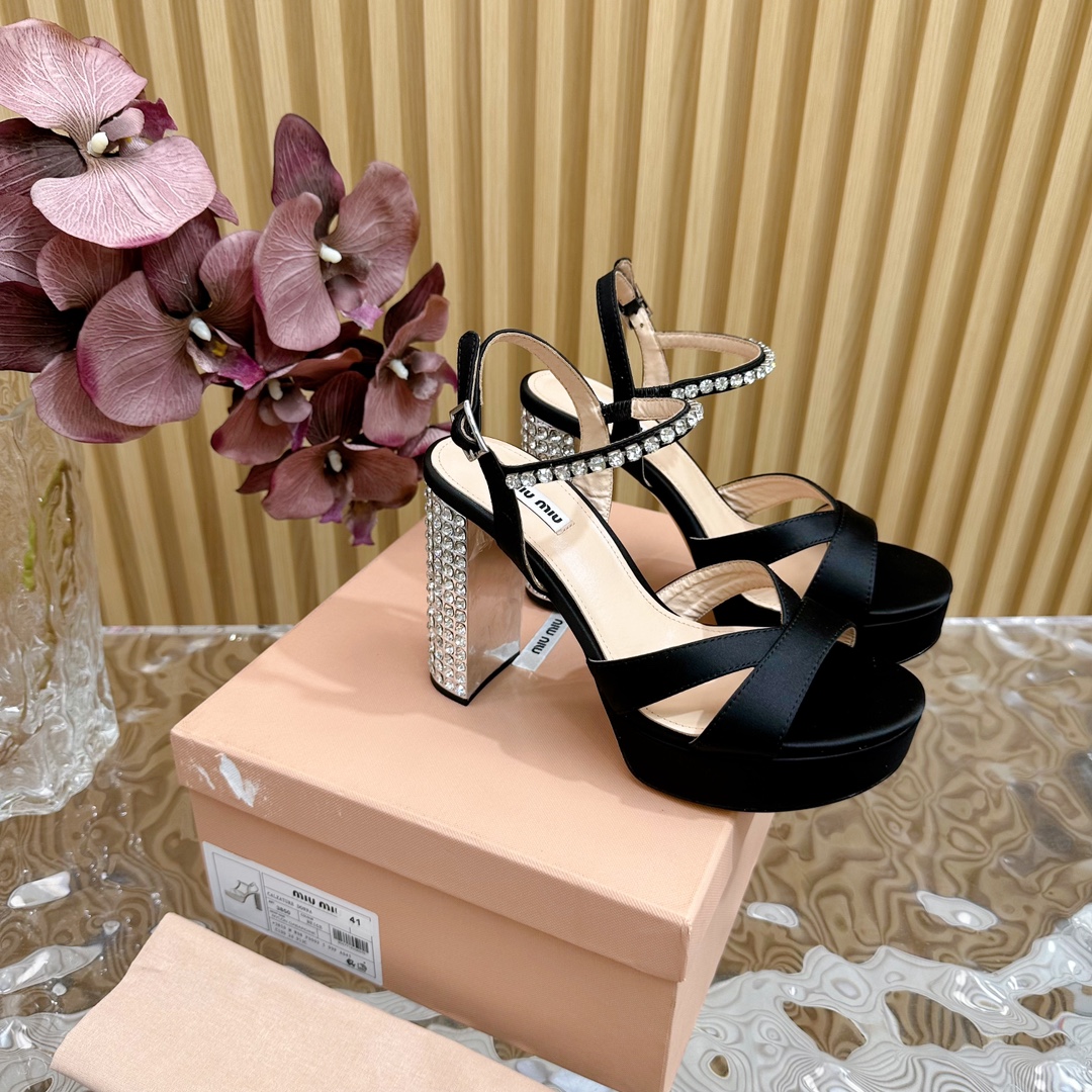 NO:235882,Miumiu 25s spring and summer new waterproof platform rhinestone thick heel sandals heels are so beautiful ——————————————————————————————————————— The distinctive design style and unique beauty, strongly demonstrate the unrestrained modern attitude, the creation is beautiful and smooth, and the foot is comfortable and fashionable must be purchased. The upper is made of imported silk material, the inside tiptoe is all sheepskin, Italian imported cowhide, the water platform is 3cm, the heel height is 11cm zesi35-39 (40/41/42), sandals, miumiu, sandals, cowhide, sheepskin, real silk19860909miumiu 缪缪25s春夏新品防水台水钻粗跟凉鞋鞋跟镶满闪闪水滴钻太美了 —————————————— 鲜明的设计风格和独特的美感 极强的彰显着个性不羁的摩登态度 创作即外观线条优美流畅 又上脚舒适时髦精必入款. 鞋面采用进口真丝材质 内里踮脚均为羊皮 意大利进口牛皮大底 水台3cm 跟高11cm zesi35-39（40/41/42）,凉鞋,miumiu,sandals,cowhide,sheepskin,real silk,Women's Shoes