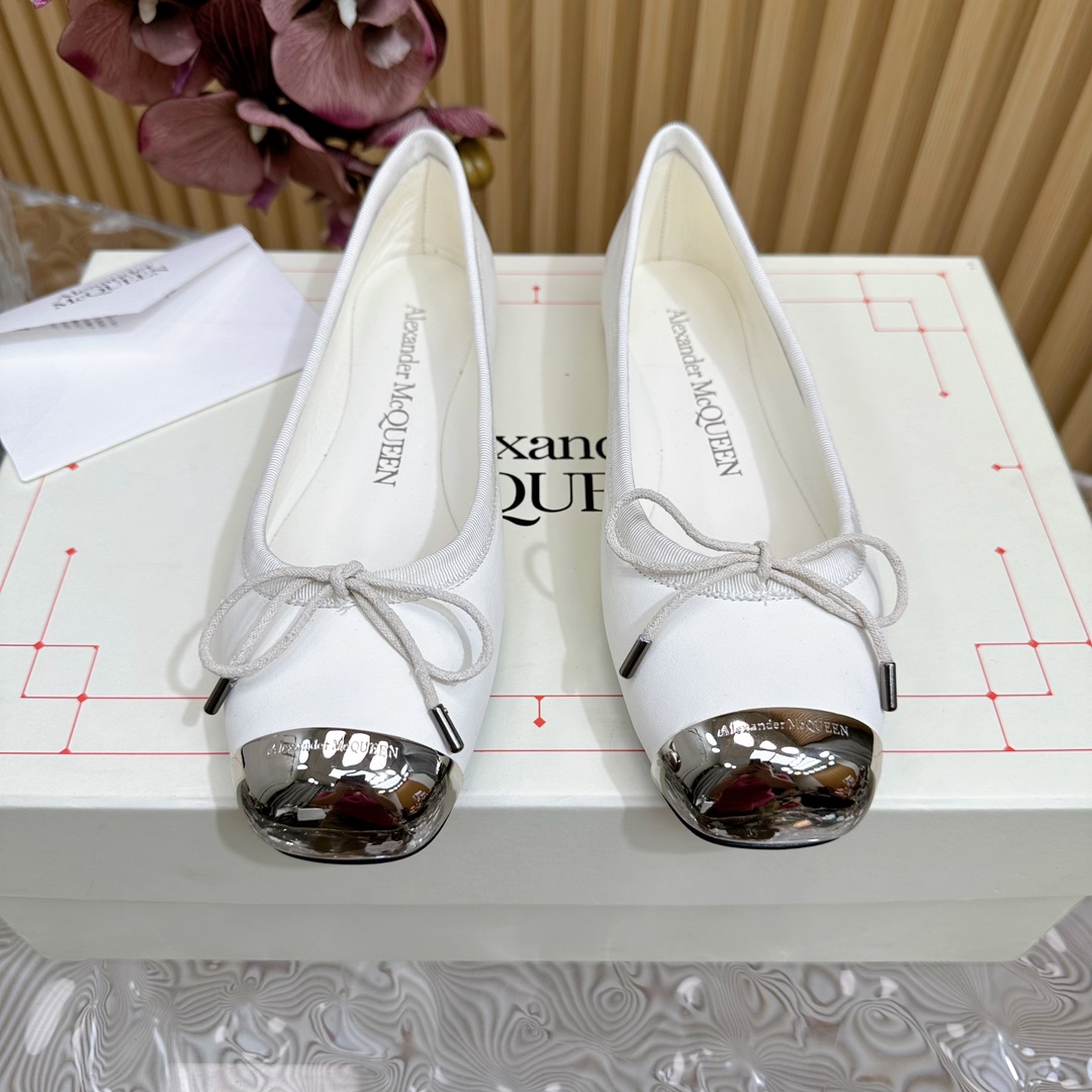 McQueen Ironhead Butterfly Ballet Shoes: Timeless Elegance in Imported Leather - 图片 2