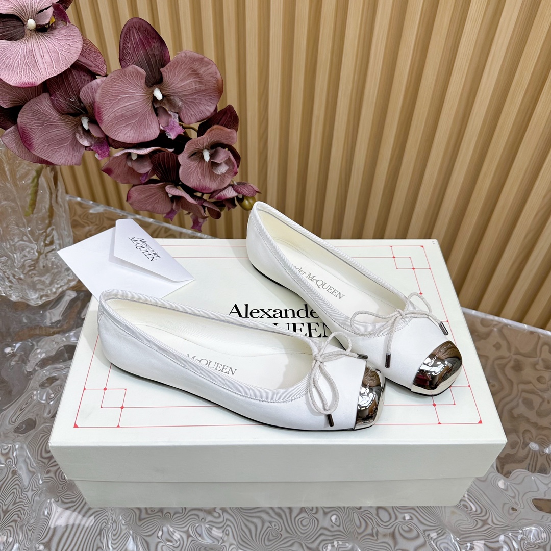 McQueen Ironhead Butterfly Ballet Shoes: Timeless Elegance in Imported Leather - 图片 4