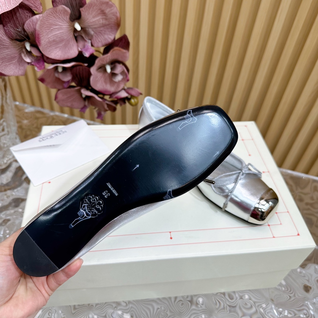 Alexander McQueen Ironhead Butterfly Ballet Shoes: Timeless Luxury with Imported Lambskin - 图片 9