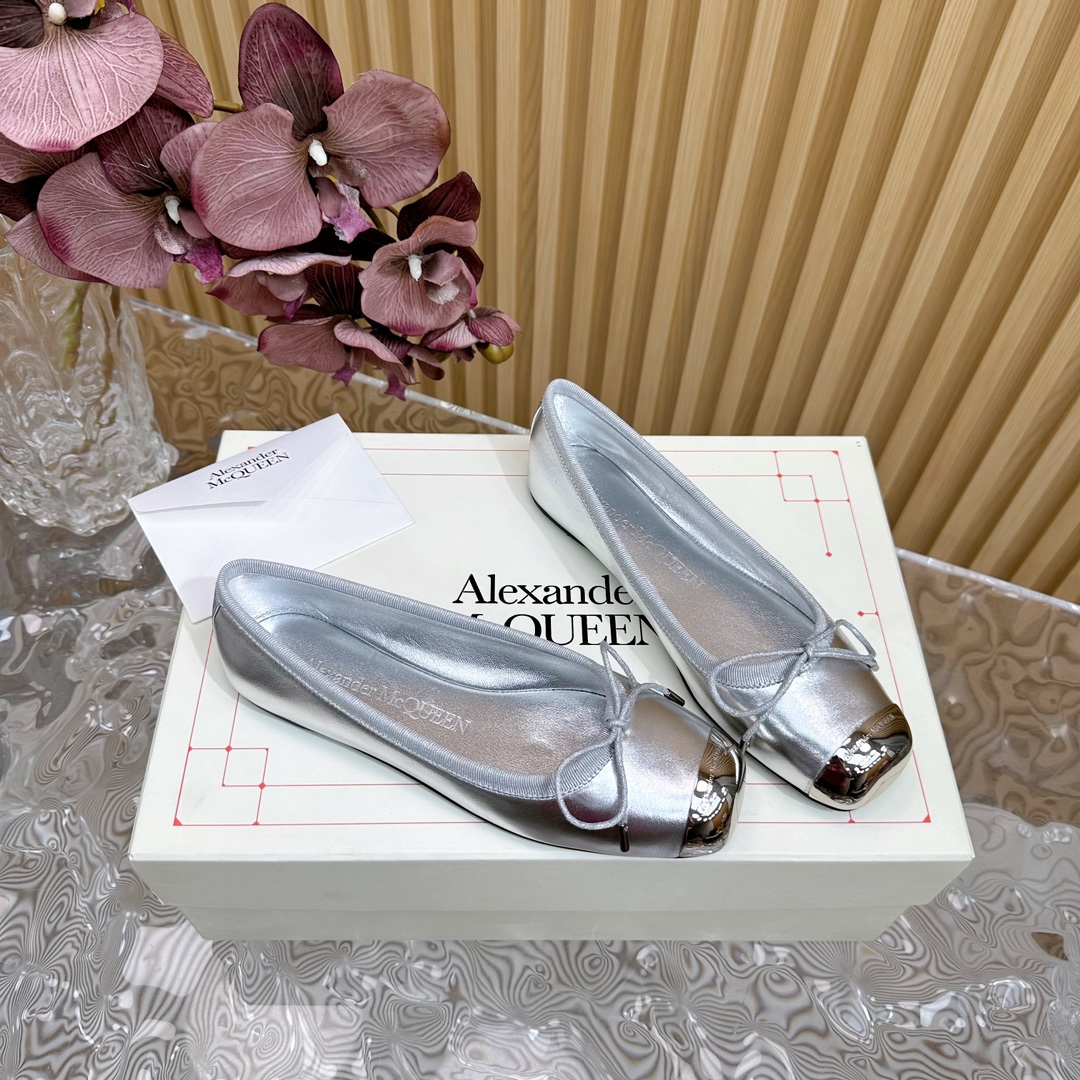Alexander McQueen Ironhead Butterfly Ballet Shoes: Timeless Luxury with Imported Lambskin - 图片 6