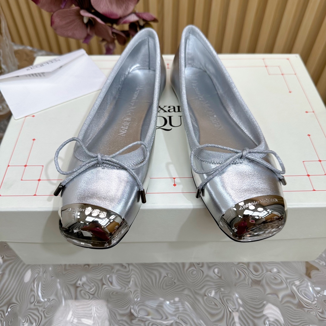 Alexander McQueen Ironhead Butterfly Ballet Shoes: Timeless Luxury with Imported Lambskin - 图片 2