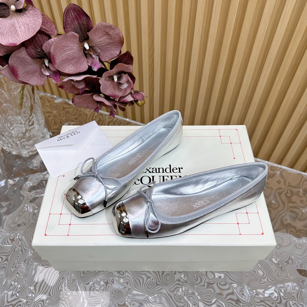 Alexander McQueen Ironhead Butterfly Ballet Shoes: Timeless Luxury with Imported Lambskin - 图片 8