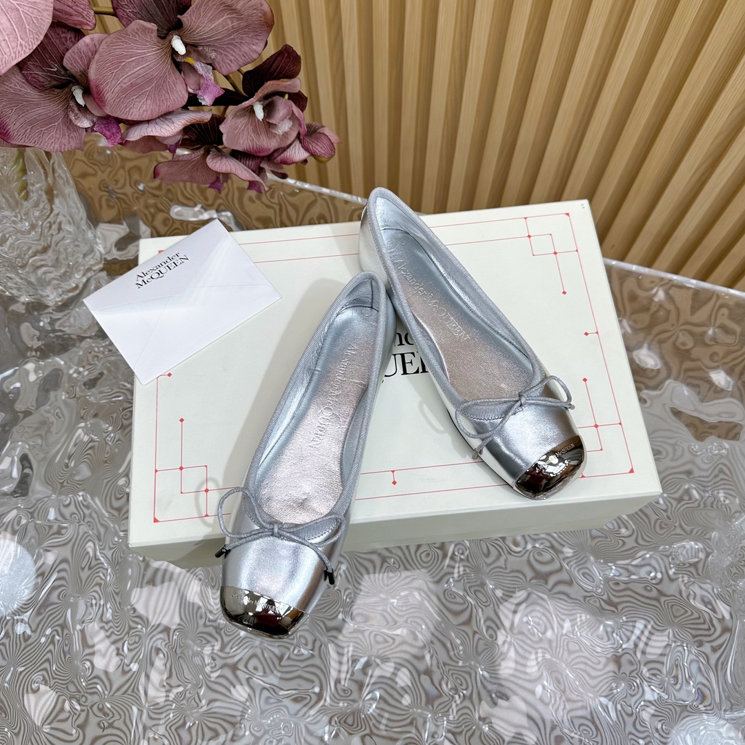 Alexander McQueen Ironhead Butterfly Ballet Shoes: Timeless Luxury with Imported Lambskin - 图片 3