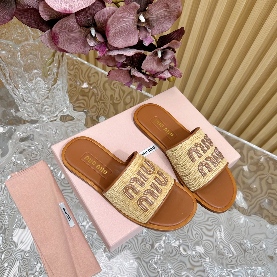 NO:165750,Braided surface, leather surface | 4 × Miao Miao New slipper series is available ★★★★★ A new series of opening and opening with comfort and fashion, design and matching, simple and elegant, versatile and fashionable!  Original custom material of upper, electric embroidered cowhide, inner lining: Original custom sheepskin, original molded genuine leather sole, shoe size: 35-39 (40, 41 custom made, no return or exchange) Delivery luxury latest counter full set of packaging, slippers, slippers, cowhide, sheepskin, Leather soles19860909编织面 皮面 | 4  ×缪 缪 新款拖鞋系列上新 ★★★★★ 舒适度与时髦度并存的开挂全新系列,设计搭配,简约大方,百搭时尚！ 鞋面原版定制材料电绣牛皮 内里: 原版定制羊皮 大底原版开模真皮大底 鞋码: 35-39（40、41 定制不退换） 配送豪华最新专柜全套包装,拖鞋,slippers,cowhide,sheepskin,Leather soles,Women's Shoes