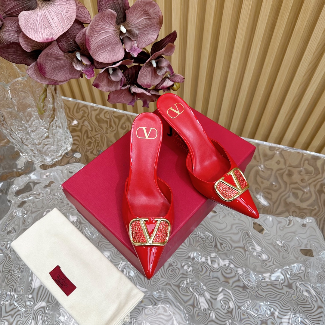 Valentino Luxe
 Chaussures Escarpins À Talons Hauts Sandales Réplique parfaite
 Quincaillerie en or Cuir de vache verni Peau mouton