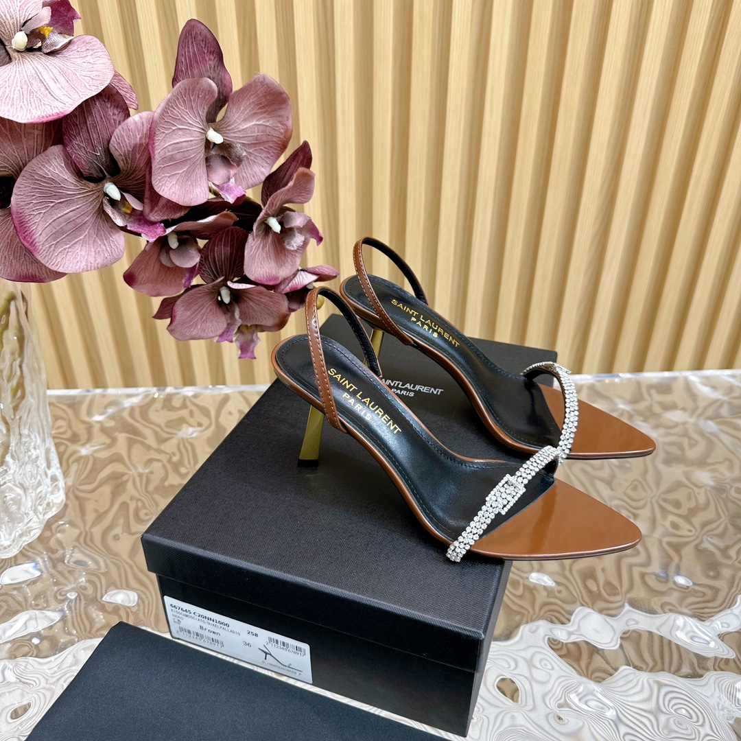 NO:240629,The first show YSL—Saint Laurent Paris show is updated simultaneously. The square-toe heel is really beautiful. Saint Laurent really understands women. Heel height 7cm. Saint Laurent square pointed toe exposed heels. The wood grain heel really fully highlights the neat and minimalist. Customized silk / open beads / patent leather inner sheepskin footbed sheepskin sole genuine leather packaging original packaging size 35-42 (customized by 40, 41, 42), high heels sandals, saint laurent, saint laurent, saint laurent, saint laurent, sandals, high heels, sheepskin, real silk19860909首秀 YSL—Saint Laurent巴黎秀场同步更新方头鞋跟真的太好看啦 圣罗兰真的太懂女人了 跟高7cm Saint Laurent 圣罗兰方形尖头露跟高跟鞋 木纹鞋跟真的充分突显利落极简 鞋面定制真丝/开边珠/漆皮 内里羊皮 垫脚羊皮 鞋底真皮 包装原版包装 码数35-42（40、41、42定制）,高跟鞋凉鞋,saint laurent,saint laurent,saint laurent,sandals,high heels,sheepskin,real silk,Women's Shoes