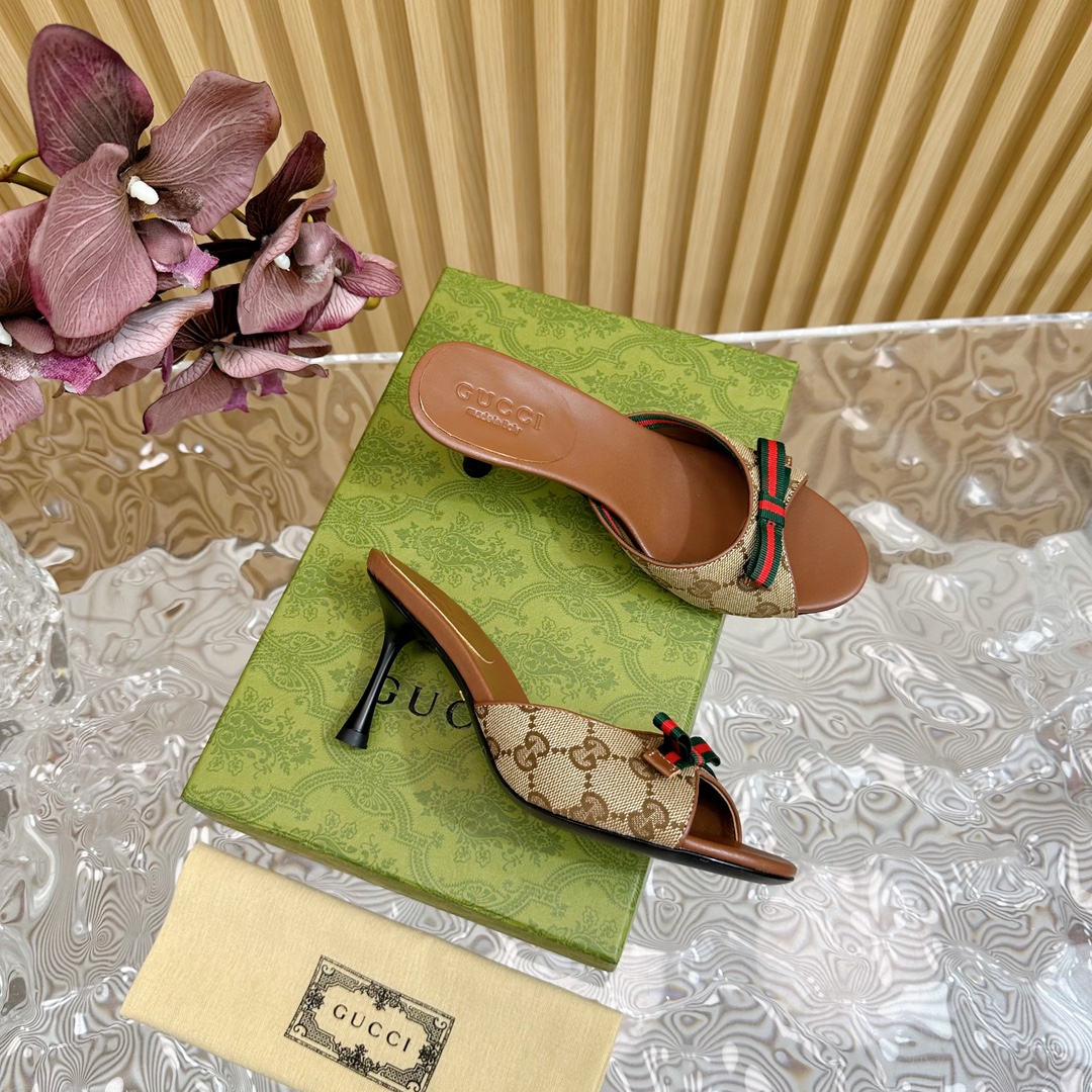 NO:887367,The 2026 counter synchronized spring and summer new products Gucci 24S spring and summer new double bow high heels and half drag —————————————— G family embodies the sense of high-end, which always makes people convinced. It looks quite simple style, but it is inexplicably high-end on the feet. It is very sexy, allowing you to easily match it to show various styles. The upper is made of imported special fabrics. The lining is made of imported sheepskin. The genuine leather sole imported from Italy. The heel height is 7.5cm.  Size35-39 (40/41/customized), high heels and slippers, gucci, gucci, high heels, slippers, sheepskin198609092026专柜同步春夏新款Gucci 24S春夏新品双蝴蝶结高跟半拖 —————————————— G家在体现高级感这块 总让人大写的服气 看起来蛮简单的款式 但上脚就莫名很高阶 非常性感 让你轻松搭配尽显各种风格 鞋面采用进口特殊布料 内里采用进口羊皮 意大利进口真皮底 跟高7.5cm Size35-39（40/41/定制）,高跟鞋拖鞋,gucci,gucci,high heels,slippers,sheepskin,Women's Shoes