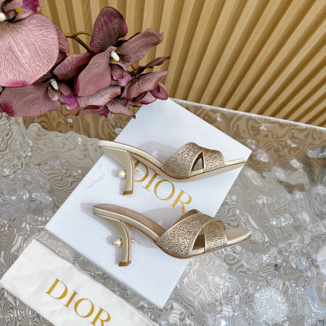 NO:409599,DIOR/ New spring and summer pearl heel cross-belt sandals. This one is completely on the point that girls like. High heels with back ———————————————————————————————————————————————————————————————————————————————————————————————————————————————————————————————————————————————————————————————————————————————————————————————————————————————————————————  This shoe is low-key and gorgeous, sexy and not ostentatious. The shoe style is a delicate style that everyone loves. It looks very slim. The entire curve of the side perfectly shows the curve of the foot. It has both mature and feminine taste and a hint of lively girlishness. It looks so good on the feet. It is worth recommending Go material, imported cowhide, inner mixed sheepskin, outsole, imported cowhide, outsole, heel height 8cm, size 35/42 (customized by 40/41/42, no return or exchange), high heels, dior, dior, high heels, slippers, cowhide, sheepskin19860909DIOR/ 春夏新品珍珠后跟交叉带凉拖鞋 这款完全长在女生喜欢的点上 后带高跟鞋 ———————————水钻 延续D家永恒经典！这款鞋低调不失华丽 性感又不显张扬 鞋型是大家都爱的秀气款 非常非常显瘦 侧面整个弧度将脚部曲线完美展现 既有成熟女人味 又不乏一丝活泼少女感, 上脚也太好看了,值得推荐 Go 材质 鞋面进口牛皮 内里混种羊皮 大底意大利进口牛皮大底 跟高8cm 码数35/42（40/41/42定制不退换）,高跟鞋拖鞋,dior,dior,high heels,slippers,cowhide,sheepskin,Women's Shoes