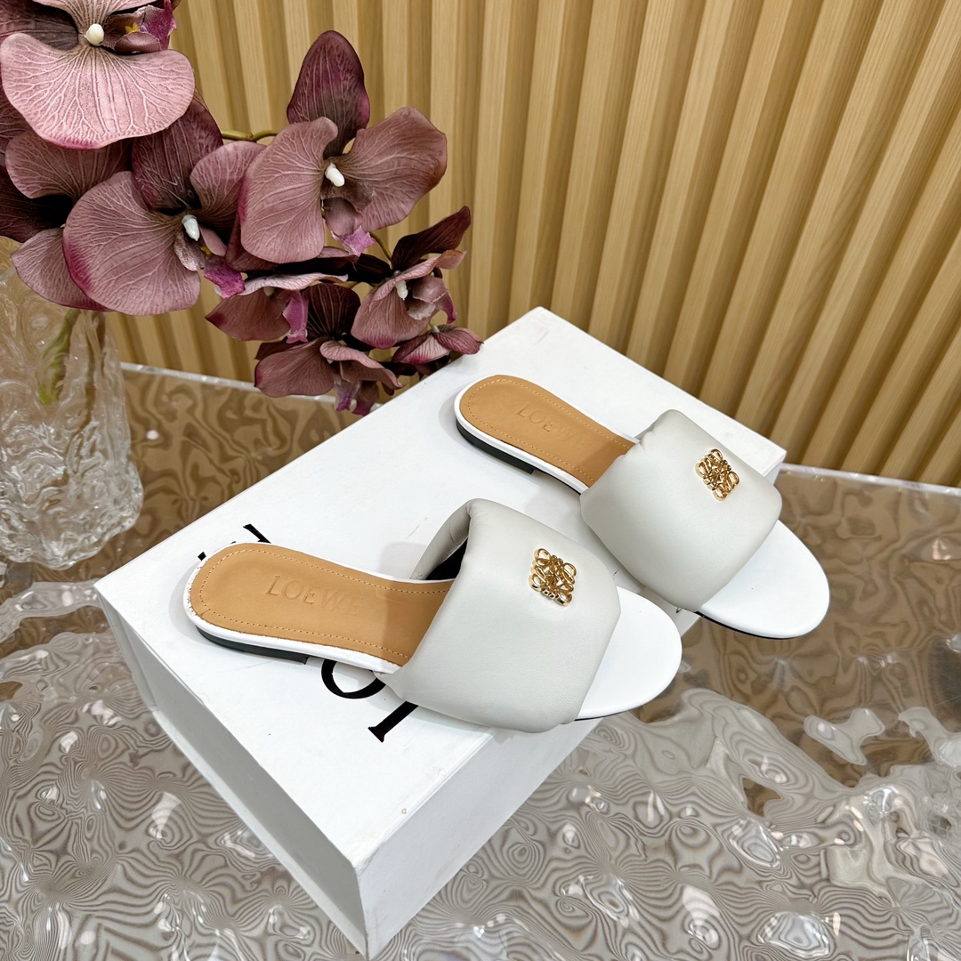 NO:407946,Ss counter new style [Loewe] bread slipper series hot new styles. Combined with the overall original last, fashionable and personalized. Excellent color. ——————————— Flat-sole high heels ● Fabric super soft water-dyed sheepskin ● Inner water-dyed sheepskin ● Foot-pad water-dyed cowhide ● Outsole original leather outsole ● Heels: black paint (heel height 6cm) ● Packaging original full set of packaging ● Size 35-41 (customized by 40 and 41), high heels slippers, loewe, loewe, high heels, slippers, cowhide, sheepskin, Leather soles19860909Ss 专柜新款【罗意威Loewe】 面包拖鞋系列 火爆新款 配合整体原版楦型,时尚而个性好穿 颜色超赞 ——————————平底 高跟 ●面料超软水染羊皮 ●内里水染羊皮 ●垫脚水染牛皮 ●大底原版真皮大底 ●跟:黑烤漆（跟高6cm） ●包装原版全套包装 ●码数35-41（40、41定制）,高跟鞋拖鞋,loewe,loewe,high heels,slippers,cowhide,sheepskin,Leather soles,Women's Shoes