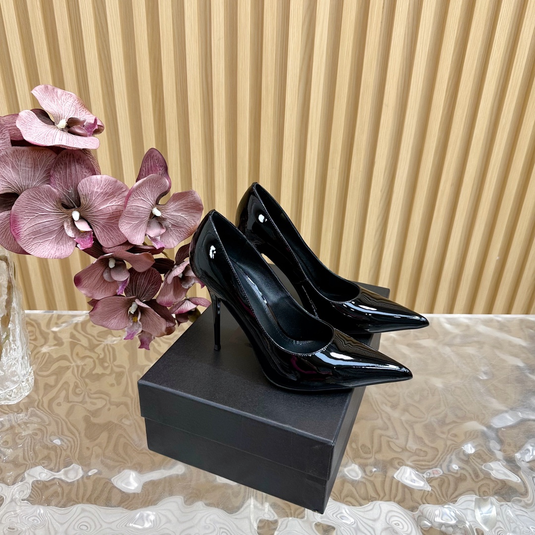 NO:561934,Exclusive new products on the shelves YSL Yves Saint Laurent - SS summer fish mouth new high-heeled products catwalk style high-heeled sandals ———————————— New spring and summer series square buckle high-heeled sandals!  Pointed-toe high-heeled slippers, how can we miss a pair of fairy shoes in the light summer? Paired with various small skirts, it doesn't matter the shape of the feet at all. The transparent sparkling diamonds show a phantom under the light. It is really too beautiful. The whiteness of the upper feet makes people look up!  The delicate crystal chain embellishes the delicate lines of the ankle, releasing infinite elegance. Explore more high-heeled shoes!  Fabric patent leather outsole Genuine leather outsole Size 35-42 (customized for 40, 41, 42) Heel height 10.5cm, high-heeled shoes, saint laurent, saint laurent, sandals, high heels, slippers, skirts, Leather soles19860909独家新款上架 YSL 圣罗兰— SS夏季鱼嘴 高跟新品 走秀款高跟凉鞋 ——————————— 全新春夏系列后带方扣高跟凉鞋 ！ 尖头高跟拖鞋淡淡的夏日里怎么少得了一双仙女鞋 各种小裙子搭配起来 完全不挑脚型哦 通透的闪钻在光线的照耀下呈现幻彩 真的美的过分 上脚显白的让人上头！细巧水晶链饰点亮脚踝纤雅线条 释放无限优雅魅力 探索更多臻选高跟鞋！ 面料漆皮 大底真皮大底 码数35-42（40、41、42定制） 跟高10.5cm,高跟鞋单鞋,saint laurent,saint laurent,sandals,high heels,slippers,skirts,Leather soles,Women's Shoes