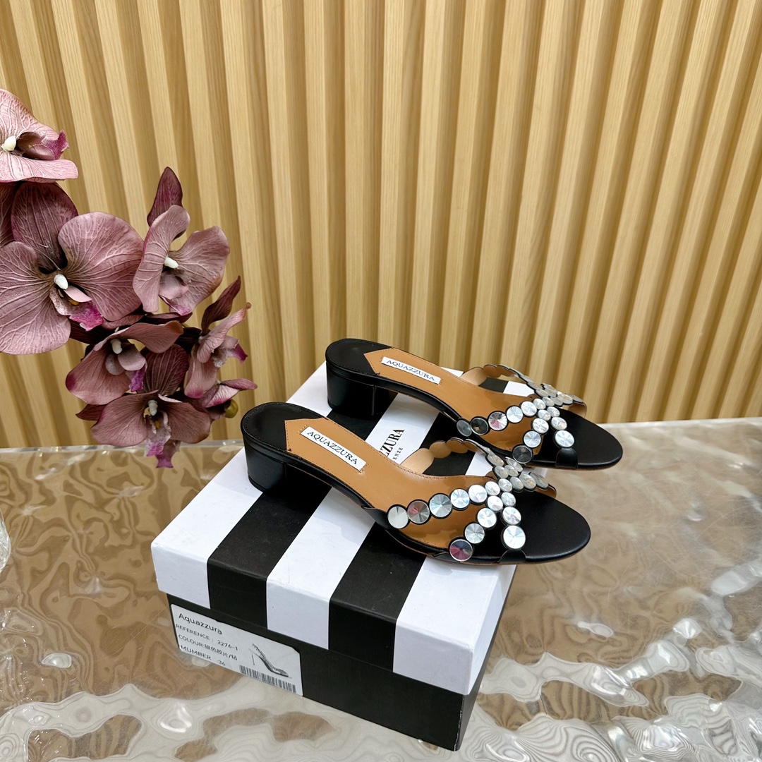 NO:668763,【Aquazzura】 New top version of pineapple women’s twisted diamond surface slippers, thick heel sandals, original 1:1 molded heels!  Shining light —————————— Imported sheepskin is matched with the original molded heel, which is simple and elegant. It makes the shoes more feminine, and the design is suitable for parties. It is suitable for all kinds of skirts, dresses, evening dresses, and nightclub styles. The 9.5cm heel height is matched with Swarovski rhinestones. It looks noble in any occasion and can be matched casually. It is a must-have for all seasons _______________________ * Full package. * Upper cowhide * Lining sheepskin * Sole Italian leather outsole * Heel height  4.5cm * Size 35-43 (40, 41, 42, 43 are custom-made and cannot be returned or exchanged), slippers, swarovski, sandals, slippers, skirts, cowhide, sheepskin, Leather soles19860909【Aquazzura】 新款顶级版本菠萝女士扭花钻面拖鞋 粗跟凉鞋原版1比1开模鞋跟！闪耀光芒 ——————————— 进口羊皮搭配原版开模鞋跟,简单大方 .使鞋子更有女人味,适合派对的设计适用各种套裙,于连衣裙晚礼服,夜场各种款式,9.5cm跟高搭配施华洛世奇水钻.任何场合都显高贵气质,可以随意搭配,四季必备 _____________________________ * 全套包装. * 鞋面 牛皮 * 衬里 羊皮 * 鞋底 意大利真皮大底 * 跟高 4.5cm * 码数 35-43（40、41、42、43订做不退换）,拖鞋,swarovski,sandals,slippers,skirts,cowhide,sheepskin,Leather soles,Women's Shoes