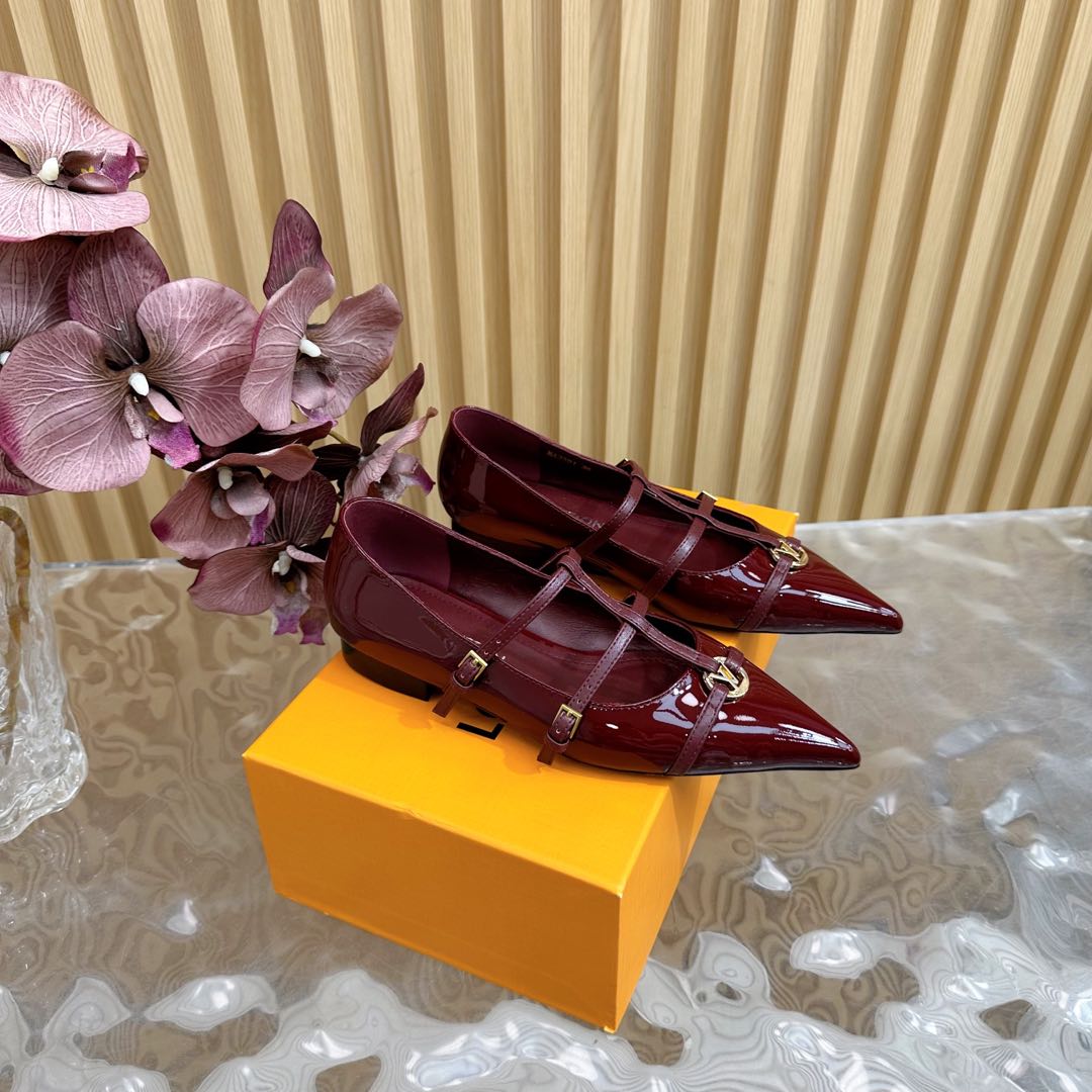 NO:129438,LV | Louis Vuitton 25 2025 early spring new product Top version counter with the latest model SHAKE pointed toe Mary Jane Flat-sole single shoes Hard goods are new ———————————————————————— The upper is original customized patent leather, imported goat leather, outsole, original Italian leather outsole, high flat sole, shoe size: 35-39 (40, 41, 42 custom-made, no return or exchange), single shoes Mary Jane, louis vuitton, louis vuitton, mary jane, sheepskin, Leather soles19860909LV | 路易威登 25 2025 早春新品 顶级版本专柜主打最新款 SHAKE尖头玛丽珍 平底单鞋 硬货上新 ————————— 鞋面原版定制漆皮 内里进口山羊皮里 大底原版意大利真皮大底 跟高平底 鞋码: 35-39（40、41、42定制不退换）,单鞋玛丽珍,louis vuitton,louis vuitton,mary jane,sheepskin,Leather soles,Women's Shoes