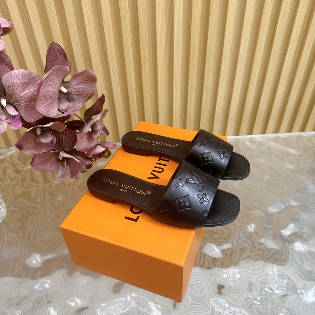 NO:129434,LV | Louis Vuitton 25 2025 Early Spring New Product Top Version Counter Features Latest Slippers/Cat Heel Slippers New in Hard Products ———————————————————————————————————————————————————————————————————————————————————————————————————————————————————————————————————————————————————————————————————————————————————————————————————————————————————————————————————————————————————————————————————————————————————————————————————————————————————————————————————————————————————————————————————————————————————————————————————————————————————————————————————————————————————————————————————————————————19860909LV | 路易威登 25 2025 早春新品 顶级版本专柜主打最新款 拖鞋/猫跟拖鞋 硬货上新 ———————————— 鞋面原版定制牛皮 内里进口山羊皮里 大底原版意大利真皮大底 跟高平底 鞋码: 35-42（40、41、42定制不退换）,拖鞋,louis vuitton,louis vuitton,slippers,cowhide,sheepskin,Leather soles,Women's Shoes