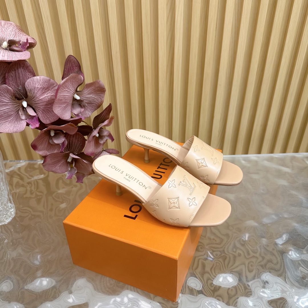 NO:129437,LV | Louis Vuitton 25 2025 Early Spring New Product Top Version Counter Features Latest Slippers/Cat Heel Slippers New in Hard Products ———————————————————————————————————————————————————————————————————————————————————————————————————————————————————————————————————————————————————————————————————————————————————————————————————————————————————————————————————————————————————————————————————————————————————————————————————————————————————————————————————————————————————————————————————————————————————————————————————————————————————————————————————————————————————————————————————————————————19860909LV | 路易威登 25 2025 早春新品 顶级版本专柜主打最新款 拖鞋/猫跟拖鞋 硬货上新 ———————————— 鞋面原版定制牛皮 内里进口山羊皮里 大底原版意大利真皮大底 跟高4.5cm 鞋码: 35-42（40、41、42定制不退换）,拖鞋,louis vuitton,louis vuitton,slippers,cowhide,sheepskin,Leather soles,Women's Shoes