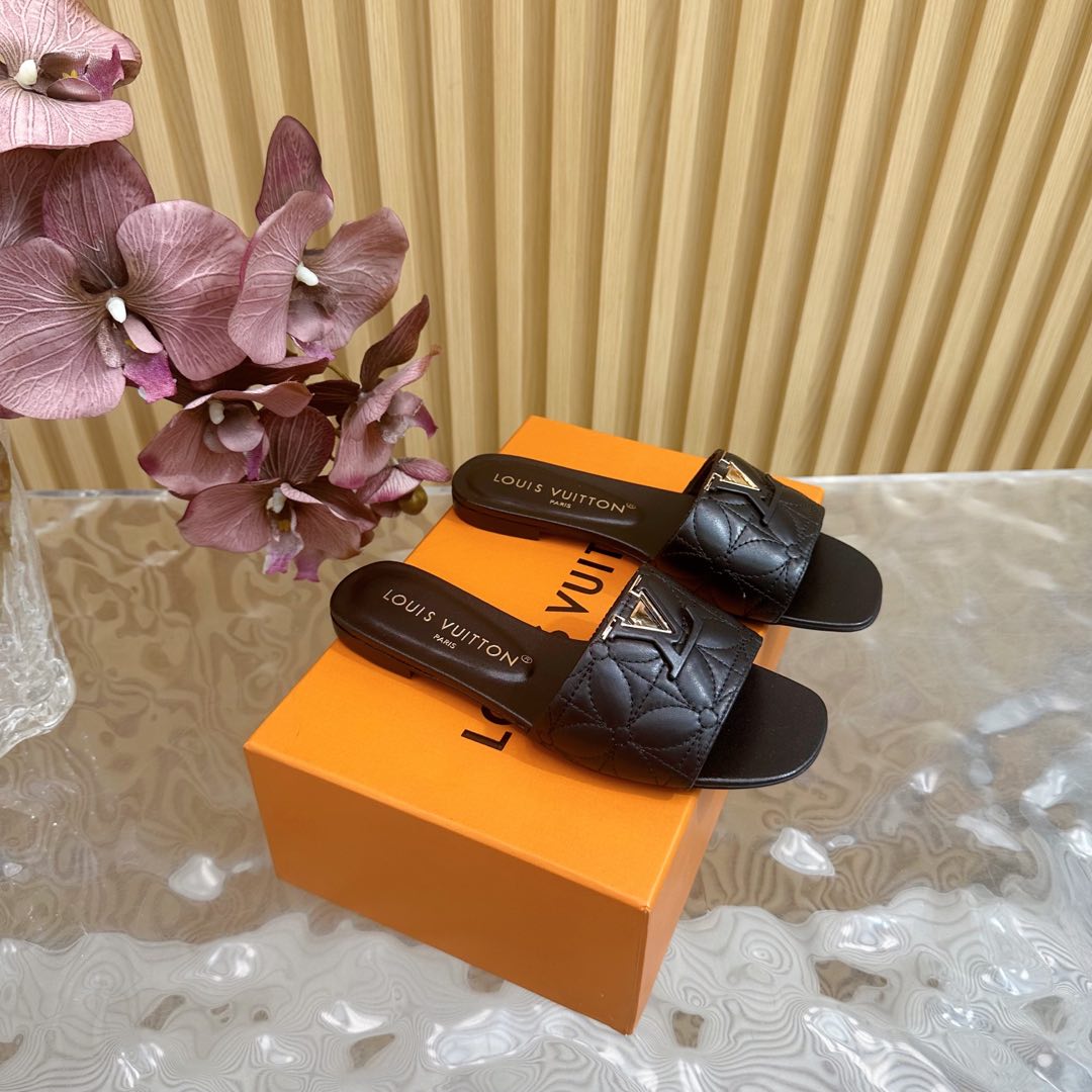 NO:129441,LV | Louis Vuitton 25 2025 Early Spring New Product Top Version Counter Features Latest Slippers/Cat Heel Slippers New in Hard Products ———————————————————————————————————————————————————————————————————————————————————————————————————————————————————————————————————————————————————————————————————————————————————————————————————————————————————————————————————————————————————————————————————————————————————————————————————————————————————————————————————————————————————————————————————————————————————————————————————————————————————————————————————————————————————————————————————————————————19860909LV | 路易威登 25 2025 早春新品 顶级版本专柜主打最新款 拖鞋/猫跟拖鞋 硬货上新 ———————————— 鞋面原版定制牛皮 内里进口山羊皮里 大底原版意大利真皮大底 跟高平底 鞋码: 35-42（40、41、42定制不退换）,拖鞋,louis vuitton,louis vuitton,slippers,cowhide,sheepskin,Leather soles,Women's Shoes