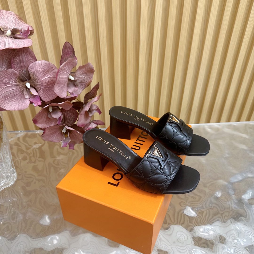 NO:129445,LV | Louis Vuitton 25 2025 Early Spring New Product Top Version Counter Features Latest Slippers/Cat Heel Slippers New in Hard Products ———————————————————————————————————————————————————————————————————————————————————————————————————————————————————————————————————————————————————————————————————————————————————————————————————————————————————————————————————————————————————————————————————————————————————————————————————————————————————————————————————————————————————————————————————————————————————————————————————————————————————————————————————————————————————————————————————————————————19860909LV | 路易威登 25 2025 早春新品 顶级版本专柜主打最新款 拖鞋/猫跟拖鞋 硬货上新 ———————————— 鞋面原版定制牛皮 内里进口山羊皮里 大底原版意大利真皮大底 跟高4.5cm 鞋码: 35-42（40、41、42定制不退换）,拖鞋,louis vuitton,louis vuitton,slippers,cowhide,sheepskin,Leather soles,Women's Shoes