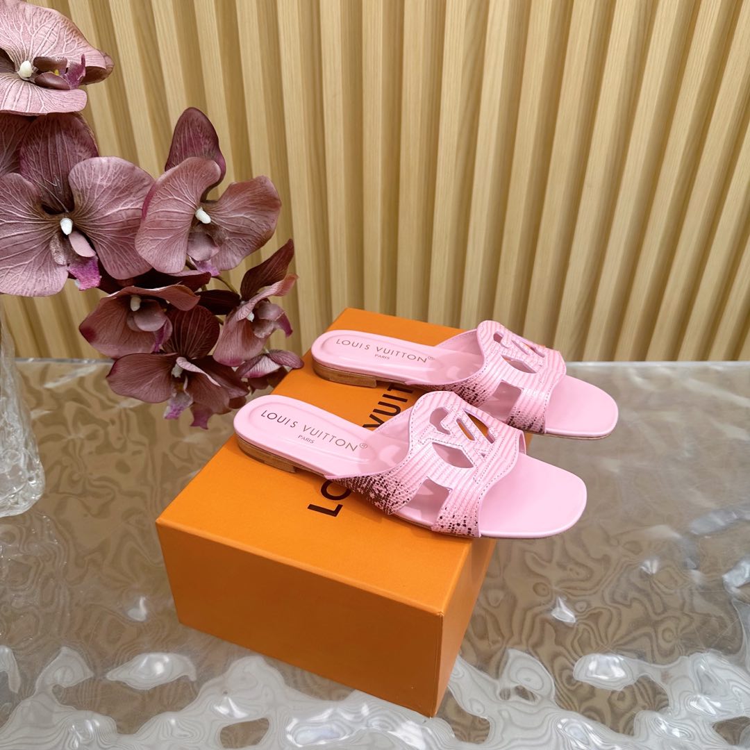 NO:129449,LV | Louis Vuitton 25 2025 Early Spring New Product Top Version Counter Features Latest Slippers/Cat Heel Slippers New in Hard Products ———————————————————————————————————————————————————————————————————————————————————————————————————————————————————————————————————————————————————————————————————————————————————————————————————————————————————————————————————————————————————————————————————————————————————————————————————————————————————————————————————————————————————————————————————————————————————————————————————————————————————————————————————————————————————————————————————————————————19860909LV | 路易威登 25 2025 早春新品 顶级版本专柜主打最新款 拖鞋/猫跟拖鞋 硬货上新 ———————————— 鞋面原版定制石头纹牛皮 内里进口山羊皮里 大底原版意大利真皮大底 跟高平底 鞋码: 35-42（40、41、42定制不退换）,拖鞋,louis vuitton,louis vuitton,slippers,cowhide,sheepskin,Leather soles,Women's Shoes