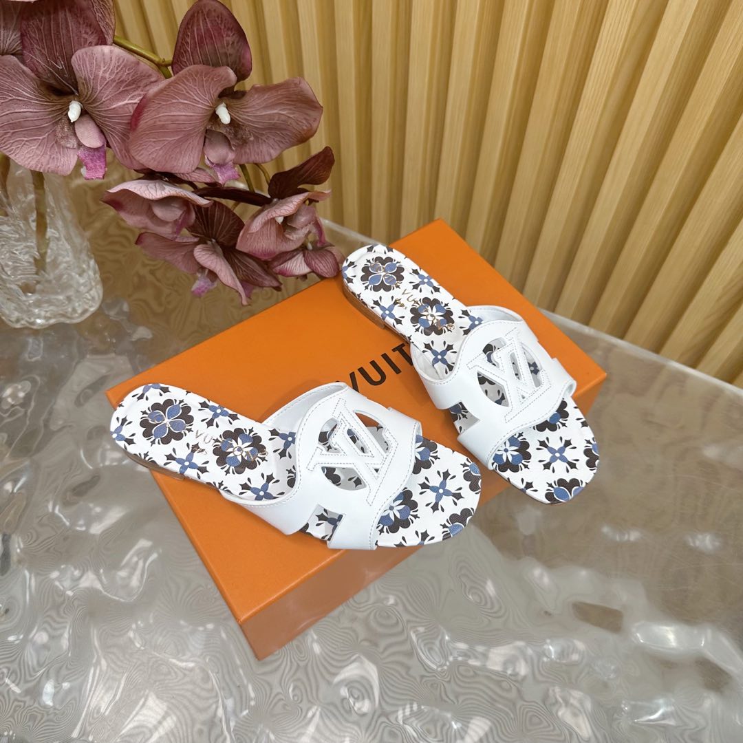 NO:129457,LV | Louis Vuitton 25 2025 Early Spring New Product Top Version Counter Features Latest Slippers/Cat Heel Slippers New in Hard Products —————————————————————————— Cowhide, imported goatskin, outsole, high flat sole, shoe size: 35-42 (customized, non-return and exchange for 40, 41, 42), slippers, louis vuitton, louis vuitton, slippers, cowhide, sheepskin, Leather soles19860909LV | 路易威登 25 2025 早春新品 顶级版本专柜主打最新款 拖鞋/猫跟拖鞋 硬货上新 ———————————— 鞋面牛皮 内里进口山羊皮里 大底真皮大底 跟高平底 鞋码: 35-42（40、41、42定制不退换）,拖鞋,louis vuitton,louis vuitton,slippers,cowhide,sheepskin,Leather soles,Women's Shoes