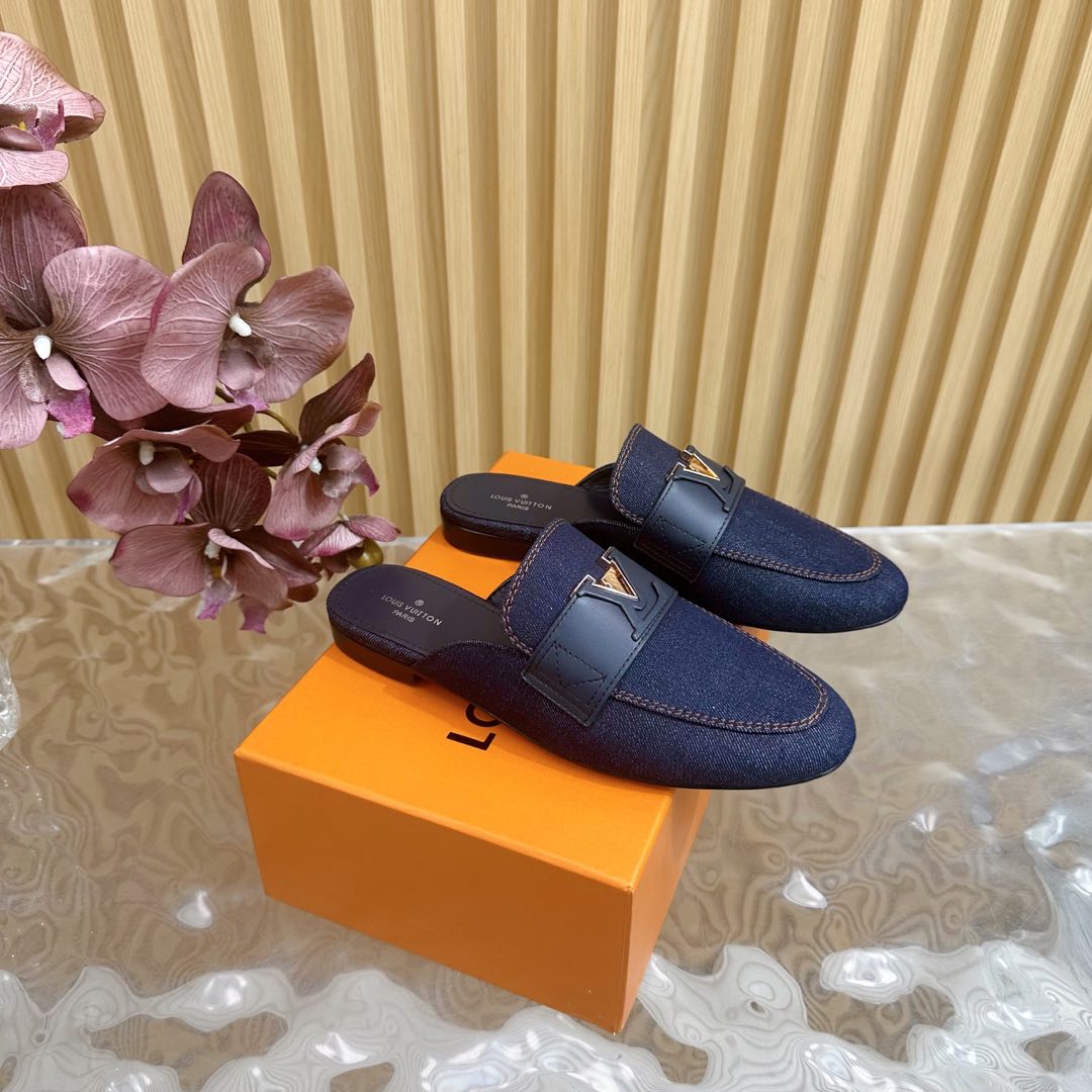 NO:129830,LV | Louis Vuitton 25 2025 Early Spring New Product Top Version Counter Features Latest Slippers/Cat Heel Slippers New in Hard Products ————————————————————————————— Upper cowhide/grain cowhide/denim Imported goatskin lining Outsole leather outsole Heel high flat shoe size: 35-41 (40, 41 custom-made non-return and exchange), semi-torque, louis vuitton, louis vuitton, slippers, cowhide, sheepskin, Leather soles19860909LV | 路易威登 25 2025 早春新品 顶级版本专柜主打最新款 拖鞋/猫跟拖鞋 硬货上新 ———————————— 鞋面牛皮/粒面牛皮/牛仔布 内里进口山羊皮里 大底真皮大底 跟高平底 鞋码: 35-41（40、41定制不退换）,半拖,louis vuitton,louis vuitton,slippers,cowhide,sheepskin,Leather soles,Women's Shoes