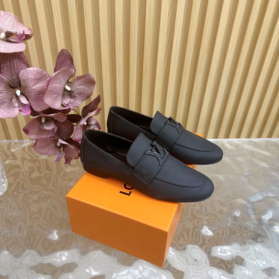 NO:129835,LV | Louis Vuitton 25 2025 Early Spring New Product Top Version Counter Features Latest Slippers/Cat Heel Slippers New in Hard Products —————————————————— Single Shoes Upper Cowhide/Grain Cowhide/Denim Imported Goatskin Little Outsole Heel High Flat Sole Shoe Size: 35-41 (40, 41 Customized No Return and Exchange), Semi-Travel, louis vuitton, louis vuitton, slippers, cowhide, sheepskin, Leather Soles19860909LV | 路易威登 25 2025 早春新品 顶级版本专柜主打最新款 拖鞋/猫跟拖鞋 硬货上新 ————————————单鞋 鞋面牛皮/粒面牛皮/牛仔布 内里进口山羊皮里 大底真皮大底 跟高平底 鞋码: 35-41（40、41定制不退换）,半拖,louis vuitton,louis vuitton,slippers,cowhide,sheepskin,Leather soles,Women's Shoes