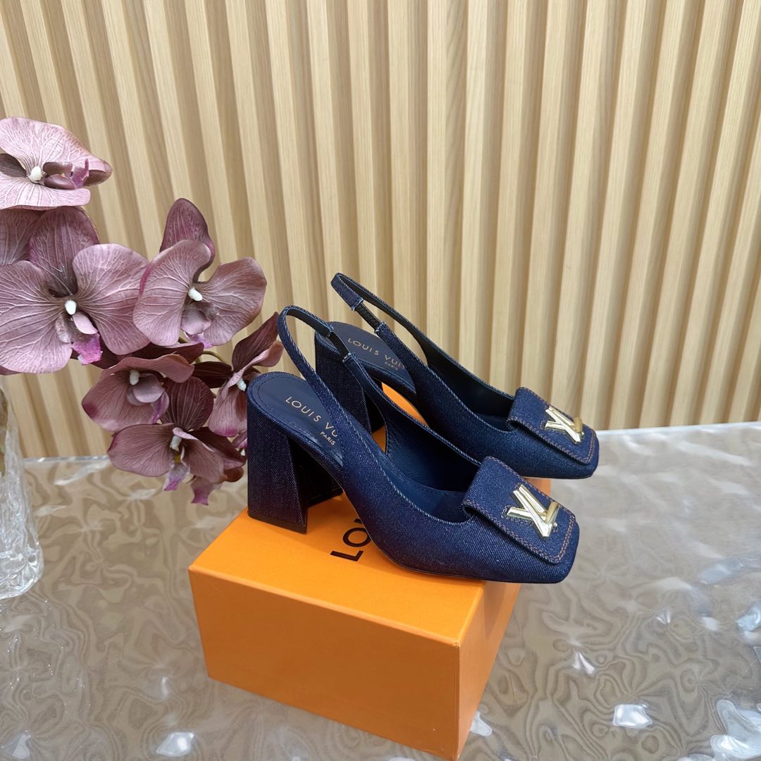 NO:129813,LV | Louis Vuitton 25 2025 Early Spring New Product Top Version Counter Features Latest Slippers/Cat Heel Slippers New in Hard Products ————————————————————— Upper Denim Imported Goatskin Little Inside Outsole Leather Outsole Shoe Size: 35-42 (customized, non-returnable, and exchangeable for 40, 41, and 42), Sandals, louis vuitton, louis vuitton, sandals, slippers, sheepskin, Leather soles19860909LV | 路易威登 25 2025 早春新品 顶级版本专柜主打最新款 拖鞋/猫跟拖鞋 硬货上新 ———————————— 鞋面牛仔布 内里进口山羊皮里 大底真皮大底 鞋码: 35-42（40、41、42定制不退换）,凉鞋,louis vuitton,louis vuitton,sandals,slippers,sheepskin,Leather soles,Women's Shoes