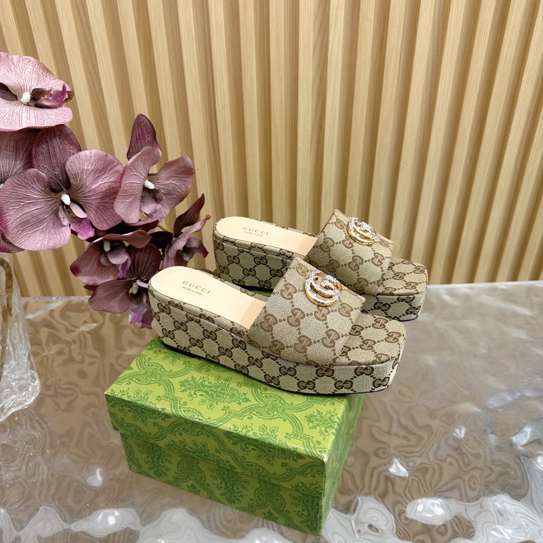 NO:129426,GUCCI Spring and Summer New Fashion Model Classic Reincarnation Classic Popular Sponge Cake Thick-soled Horse Bit Show Loafers ———————————————— versatile and classic High recognition Original customization special fabric All tiptoe on the inside are water-dyed sheepskin Imported cowhide outsole Heel height 6.5cm Size 35-39 (40/41/customized), slippers, gucci, loafers, slippers, cowhide, sheepskin19860909GUCCI 春夏新款走秀款 经典轮回 经典爆款复古松糕厚底马衔扣走秀款乐福鞋 ——————————— 百搭经典 辨识度高 原版定制特殊布料 内里踮脚均为水染羊皮 意大利进口牛皮大底 跟高6.5cm 码数35-39（40/41/定制）,拖鞋,gucci,loafers,slippers,cowhide,sheepskin,Women's Shoes