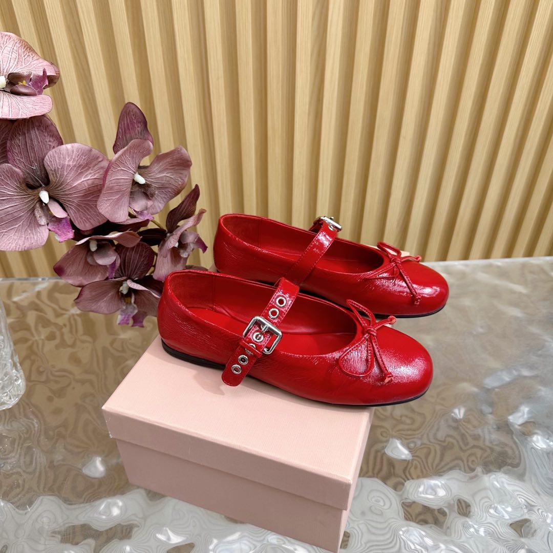 NO:129429,Miu Miu Miu 25ss early spring new bow Mary Zhen shoes —————————————————— The toe shoe is round and delicate, full of girlish hearts. The carved and bow design is very rich, simple and scheming, elegant, generous and low-key, showing temperament, salty or sweet, so beautiful!  The upper is made of imported calfskin. The inner lining is made of sheepskin lining. Italian imported cowhide. The size is 35-39 (customized by 40/41), Mary Jane, miumiu, mary jane, cowhide, sheepskin19860909Miu Miu缪缪 25ss早春新品蝴蝶结玛丽珍鞋 ———————————— 鞋头鞋型圆润秀气 满满的少女心 雕花搭配蝴蝶结设计很有千金感 简简单单又藏着小心机 优雅大方低调显气质 可咸可甜真的太美了！ 鞋面采用进口小牛皮 内里采用羊皮内里 意大利进口牛皮大底 码数35-39（40/41定做）,玛丽珍,miumiu,mary jane,cowhide,sheepskin,Women's Shoes