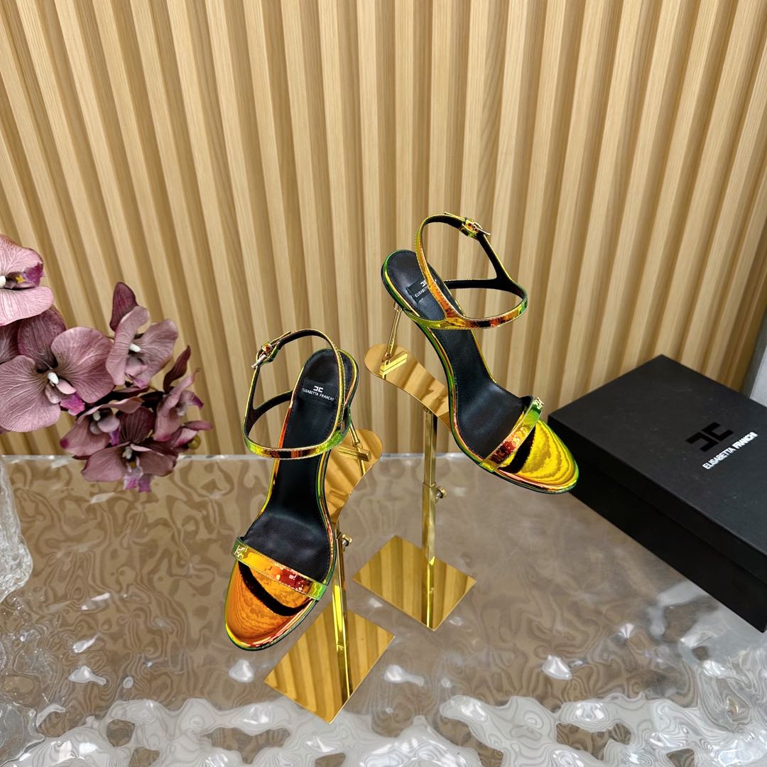 NO:129393,The top version of the market, exclusive new model released, the entire series has successively launched all heel-type exclusive model openings/it took 3 months to finally welcome it. A light luxury brand Elisabetta Franchi Elisabetta Franchi beautiful high-heel fashion show sandals ELISABETTA FRANCH is a fashion brand from Italy ———————————————————————————— Prepare to welcome a wave of beautiful pointed high-heeled heart-warming snipers. The small gold bars show the cold and cool atmosphere and the sexy pointed toe collision. Simple and high-end. The heel is stable and elegant. The flash drill strap and velvet upper lit up the romantic atmosphere. The thin heel beauty gives a new 