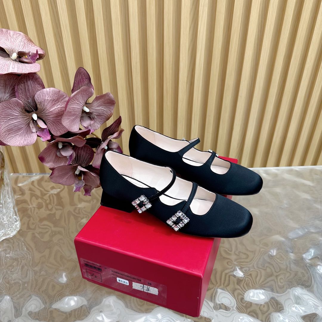 NO:129805,Rover Vivier/ RV Silk Diamond Buckle Mary Jane Single Shoes ———————————— This Princess’s Mary Jane is very textured. The side is matched with Swarovski Diamond Buckle bling bling super flash!  The fabric is made of imported silk, inner foot pad mixed lambskin Italian A-grade leather large sole, heel height 2.5cm Size35-39 (34/40/customized), Mary Jane, swarovski, mary jane, sheepskin, real silk, Leather soles19860909Rover Vivier/ RV 真丝钻扣玛丽珍单鞋 —————————— 这款公主本主的玛丽珍 非常质感 侧面搭配施华洛世奇钻扣 bling bling超闪！ 面料采用进口真丝 内里垫脚混种小羊皮 意大利A级真皮大底 跟高2.5cm Size35-39（34/40/定制）,玛丽珍,swarovski,mary jane,sheepskin,real silk,Leather soles,Women's Shoes