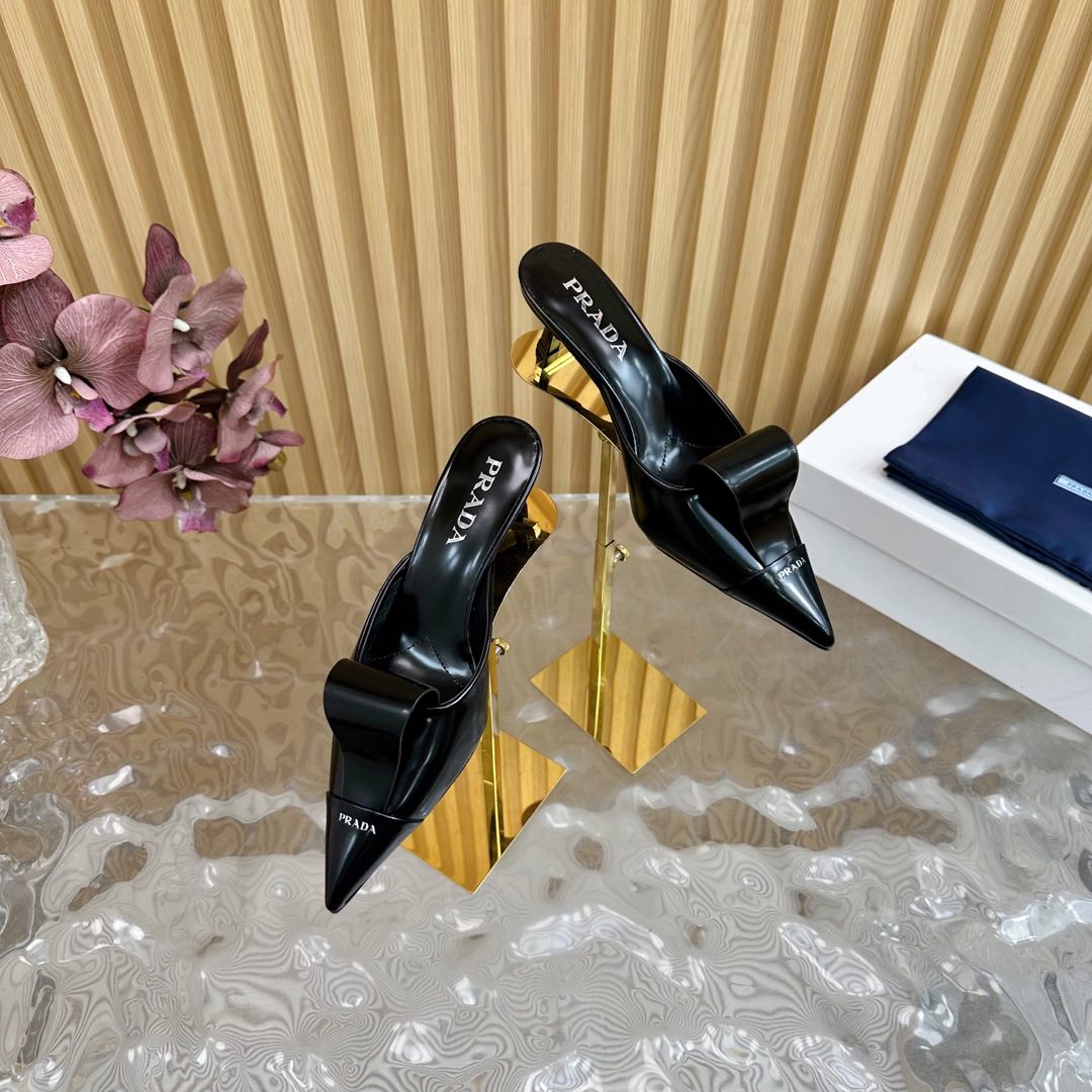 NO:129981,New PRADA/Prada classic triangle mark, thick heel semi-trapping series, minimalist and extreme triangular mark embellishment ———————————— The fabric is made of imported edge beads, the inner foot pads are all sheepskin imported Italian cowhide large sole, heel height 4cm size35-39 (customized by 40/41), semi-trapping, prada, prada, cowhide, sheepskin19860909新款PRADA/普拉达经典三角标 粗跟半拖系列 简约极致 三角标点缀 ———————————— 面料采用进口开边珠 内里垫脚均为羊皮 意大利进口牛皮大底 跟高4cm size35-39（40/41定制）,半拖,prada,prada,cowhide,sheepskin,Women's Shoes