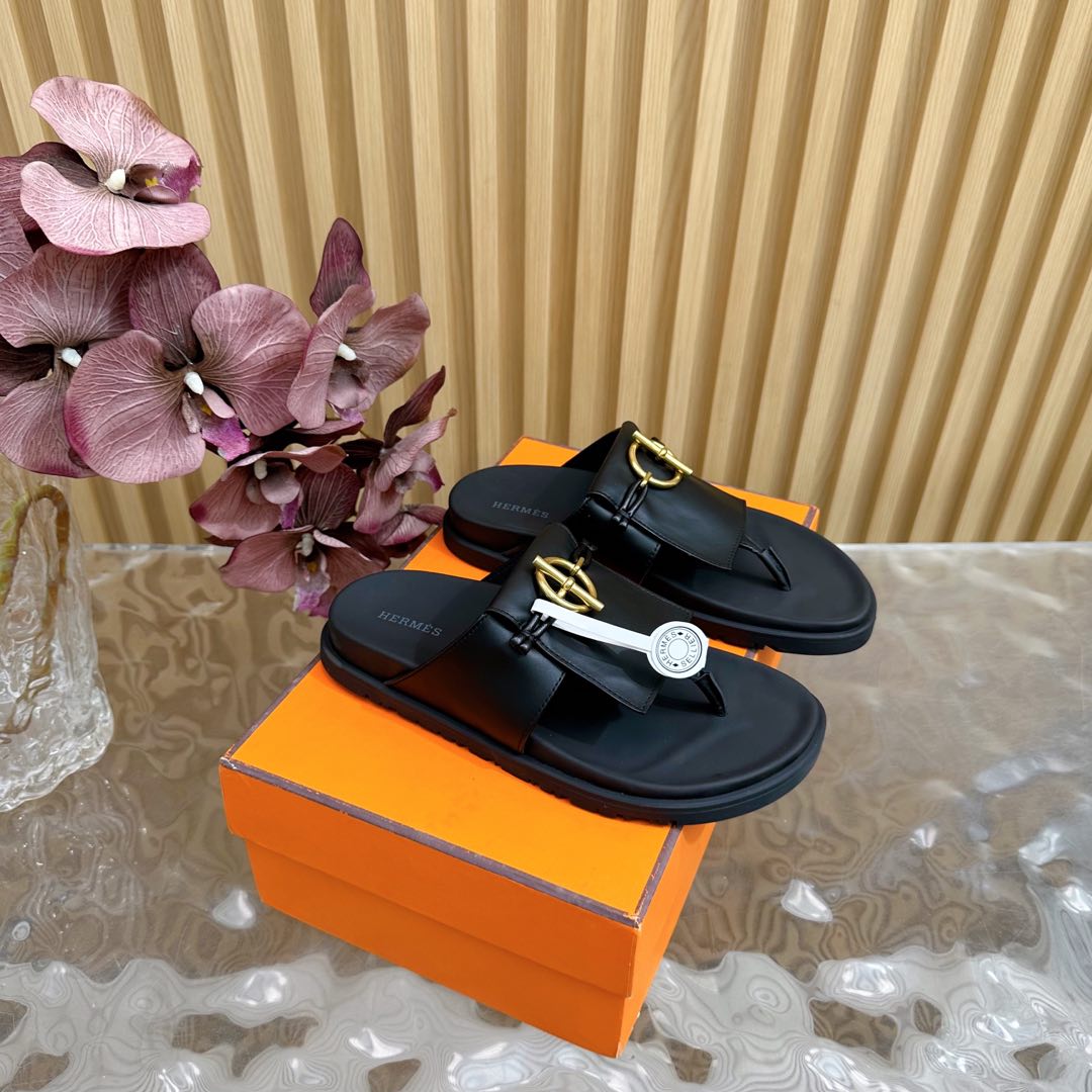 NO:172186,Men's size 20 airplane box 10 Purchase level HERMES Hermes | 2025 Latest big H buckle buckle Erjie slippers genuine leather injection molded sole Classic style with cloud-like feel, barefoot or paired with socks, they are all fashionable and not as fashionable as they are super cute. In summer, you really need versatile slippers. It looks good no matter how you match it, and the casual and advanced feel is also great. It is paired with various colored socks, it is very fashionable. Super good-looking and versatile. Imported original cowhide leather, inner cowhide, outsole genuine leather midsole combination sole size for women 35-41 men's size 40-45 (40.41 order notes for men and women) 45 customization without return or exchange Order notes whether to use aircraft box, slippers, hermes, hermes, slippers, cowhide, socks19860909男码20飞机盒10 代购级别HERMES爱马仕| 2025 最新款大H扣人字扣二舅拖鞋真皮注塑鞋底 经典款踩云脚感,光脚或者搭配个袜子穿,都时髦的不行哦超可爱 夏天真的太需要百搭拖鞋了,怎么搭配都好看,随意且高级的感觉舒适度也很棒,搭配各种彩色袜子,潮爆了 超好看百搭 鞋面进口原版牛皮 内里牛皮 大底真皮中底组合鞋底 码数女35-41男码40-45(40.41下单备注男女) 45定制不退不换 下单备注要不要飞机盒,拖鞋,hermes,hermes,slippers,cowhide,socks,Women's Shoes