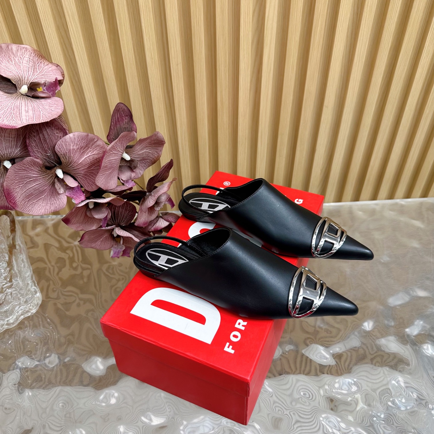 NO:249580,Super hot product 2025 spring and summer new Diesel pointed toe rear elastic pointed high heels/single shoes ———————————————————— Diesel is an Italian denim fashion brand. It is not only a fashion apparel brand, but also a lifestyle. F/W23 Sexiest Shoes Award was awarded to DIESEL for debuting at Milan Fashion Week. Dlog high heels shine!  One shoe is hard to find. The new product in the new season is extremely eye-catching. Beautiful Diesel high heels DIESEL Exclusive brand recognition original mold opening hardware. Smooth lines, elegant style, must-have for everyone. Upper cowhide inner sheepskin footbed sheepskin original custom leather sole size 35-42 (customized by 40, 41, 42) Heel high flat sole Packaging Diesel original packaging, semi-torch, high heels, cowhide, sheepskin19860909超火爆品2025年春夏新品Diesel尖头后弹力尖头高跟鞋/单鞋 ———————————— Diesel是意大利牛仔时装品牌它不仅是时尚服饰品牌,更代表一种生活方式F/W23最性感鞋子大奖颁给DIESEL亮相米兰时装周 Dlog高跟鞋大放异彩！一鞋难求 新一季的新品无比抢眼 绝美Diesel高跟鞋 DIESEL 独家品牌辨识度的原版开模五金 流畅的线条,优雅版型,人手必备 鞋面牛皮 内里羊皮 垫脚羊皮 鞋底原版定制真皮鞋底 码数35-42（40、41、42定制） 跟高平底 包装Diesel原版包装,半拖,high heels,cowhide,sheepskin,Women's Shoes