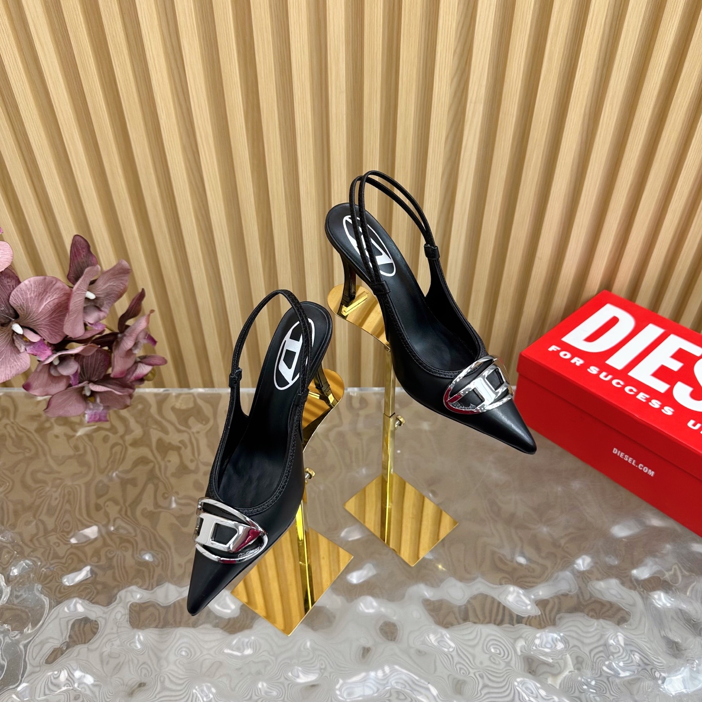 NO:249569,Super hot product 2025 spring and summer new Diesel pointed toe rear elastic pointed high heels/single shoes ———————————————————— Diesel is an Italian denim fashion brand. It is not only a fashion apparel brand, but also a lifestyle. F/W23 Sexiest Shoes Award was awarded to DIESEL for debuting at Milan Fashion Week. Dlog high heels shine!  One shoe is hard to find. The new product in the new season is extremely eye-catching. Beautiful Diesel high heels DIESEL Exclusive brand recognition original mold opening hardware. Smooth lines, elegant style, must-have for everyone. Upper cowhide inner sheepskin footbed sheepskin original custom leather sole size 35-42 (customized by 40, 41, 42) Heel height 8.5cm Packaging Diesel original packaging, high heels, sandals, high heels, cowhide, sheepskin19860909超火爆品2025年春夏新品Diesel尖头后弹力尖头高跟鞋/单鞋 ———————————— Diesel是意大利牛仔时装品牌它不仅是时尚服饰品牌,更代表一种生活方式F/W23最性感鞋子大奖颁给DIESEL亮相米兰时装周 Dlog高跟鞋大放异彩！一鞋难求 新一季的新品无比抢眼 绝美Diesel高跟鞋 DIESEL 独家品牌辨识度的原版开模五金 流畅的线条,优雅版型,人手必备 鞋面牛皮 内里羊皮 垫脚羊皮 鞋底原版定制真皮鞋底 码数35-42（40、41、42定制） 跟高8.5cm 包装Diesel原版包装,高跟鞋凉鞋,sandals,high heels,cowhide,sheepskin,Women's Shoes