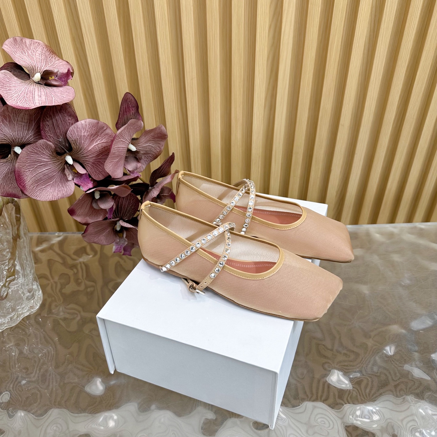 NO:172228,Amina Muaddi2025 Counter synchronous new style, oblique square head mesh hollowed-out diamond straps Mary Jane ballet shoes ———————————————————————————————— Upper mesh Inner, footbed sheepskin Outsole imported leather sole   injection molding process Heel high flat sole Size35-42 (40.41.42 custom-made non-return and exchange), ballet shoes, mary jane, sheepskin19860909Amina Muaddi2025 专柜同步新款 斜方头网纱镂空 烫钻绑带 玛丽珍芭蕾舞鞋 ————————————— 鞋面网纱 内里、垫脚羊皮里 大底进口真皮底 注塑工艺 跟高平底 Size35-42（40.41.42定做不退换）,芭蕾舞鞋,mary jane,sheepskin,Women's Shoes