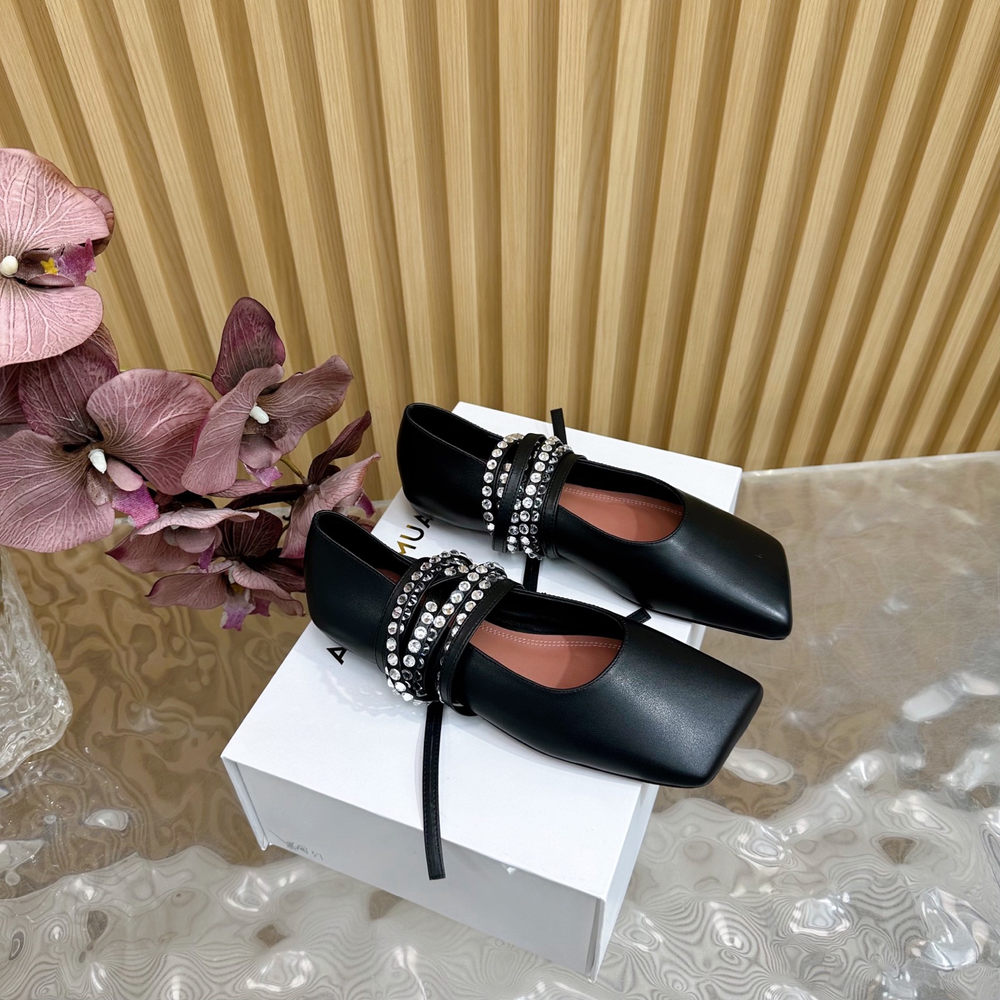 NO:172232,Amina Muaddi2025 Counter synchronized new style, oblique square head mesh hollowed-out diamond straps Mary Jane ballet shoes ——————————————————————————— Cowhide upper inner lining, footbed sheepskin, imported leather sole   injection molding process Heel high flat sole Size35-42 (40.41.42 custom made without return or exchange), ballet shoes, mary jane, cowhide, sheepskin19860909Amina Muaddi2025 专柜同步新款 斜方头网纱镂空 烫钻绑带 玛丽珍芭蕾舞鞋 ————————————— 鞋面牛皮 内里、垫脚羊皮里 大底进口真皮底 注塑工艺 跟高平底 Size35-42（40.41.42定做不退换）,芭蕾舞鞋,mary jane,cowhide,sheepskin,Women's Shoes