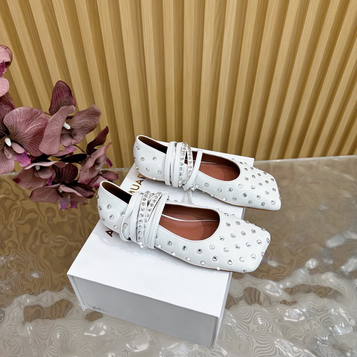 NO:172236,Amina Muaddi2025 Counter synchronized new style, oblique mesh hollow, iron diamond straps, Mary Jane ballet shoes —————————————————————————————————————— Upper cowhide drilled surface, inner lining, footbed sheepskin, imported leather sole   injection molding process, heel high flat sole Size35-42 (40.41.42 custom made without return or exchange), ballet shoes, mary jane, cowhide, sheepskin19860909Amina Muaddi2025 专柜同步新款 斜方头网纱镂空 烫钻绑带 玛丽珍芭蕾舞鞋 ————————————— 鞋面牛皮钻面 内里、垫脚羊皮里 大底进口真皮底 注塑工艺 跟高平底 Size35-42（40.41.42定做不退换）,芭蕾舞鞋,mary jane,cowhide,sheepskin,Women's Shoes