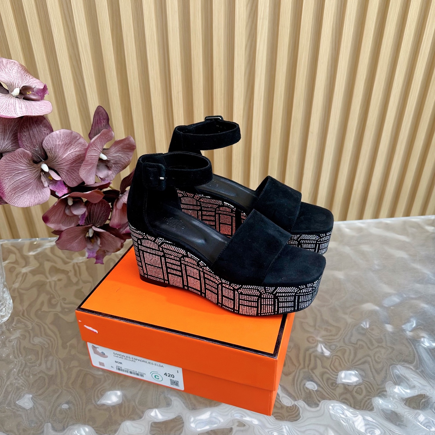 NO:172179,New 2025 Early Spring New Hermès/Hermès Latest Models Hot Diamond Heel Thick-soled Sandals ———————— Extremely retro design, strong exotic style, full of fashionable feeling, and accent on your feet. Simple styles are great if you match them with a high-end feel. It is hard not to like versatile colors and smooth lines!  The fabric is imported Yangjing hot diamonds/cowhide. The inner foot pads are all lambskin. Italian imported cowhide outsole. Heel height 8cm Size35-39 (customized by 40/41/42), sandals, hermes, hermes, sandals, cowhide, sheepskin, sheep19860909新款 2025早春新款 Hermès/爱马仕最新款 烫钻坡跟厚底凉鞋 —————————— 极约复古的设计 浓厚的异域风情 时髦感十足、随便上脚都很有腔调 简简单单的款式随便搭配一下高级感就很棒 百搭的颜色流畅的线条很难不爱！ 面料采用进口羊京烫钻/牛皮 内里垫脚均为小羊皮 意大利进口牛皮大底 跟高8cm Size35-39(40/41/42定制）,凉鞋,hermes,hermes,sandals,cowhide,sheepskin,sheep,Women's Shoes