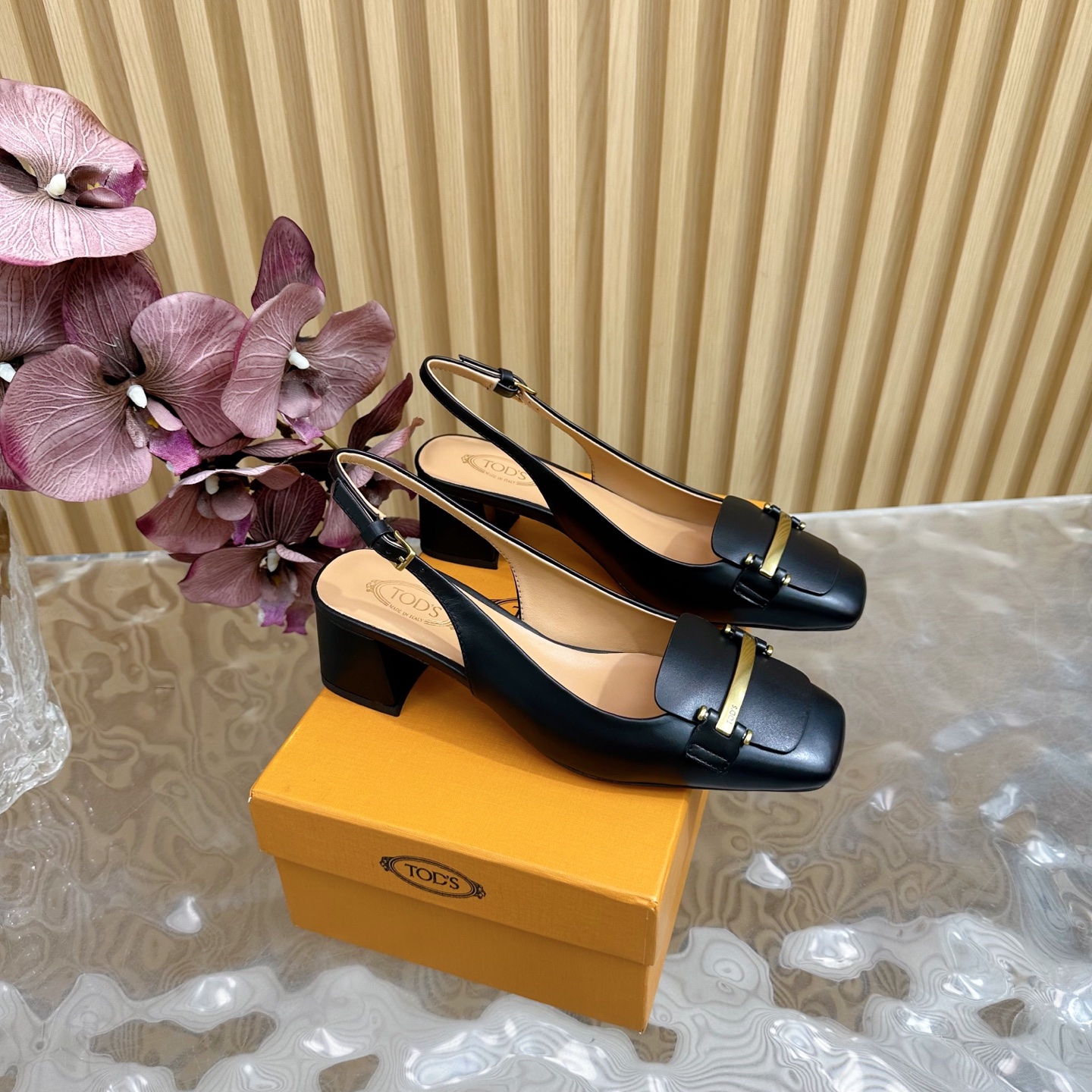 NO:172249,2025 New TOD'S Classic hot-tempered style thick heeled sandals, a super textured light luxury single shoe must be won this New Year ——————————————————————————————————— The upper is original custom cowhide, the inner foot pads are all sheep-skin, the sole imported Italian cowhide, the heel height is 4.5cm, the size is 35-39 (customized by 40/41), single shoe sandals, Tod's, sandals, cowhide198609092025 早春新款TOD'S 经典爆款气质粗跟后带凉鞋 超级有质感的一款轻奢单鞋 这个新春必须拿下 ———————————— 鞋面原版定制牛皮 内里垫脚均为羊小皮 大底意大利进口牛皮大底 跟高4.5cm 码数35-39（40/41定制）,单鞋凉鞋,Tod's,sandals,cowhide,Women's Shoes