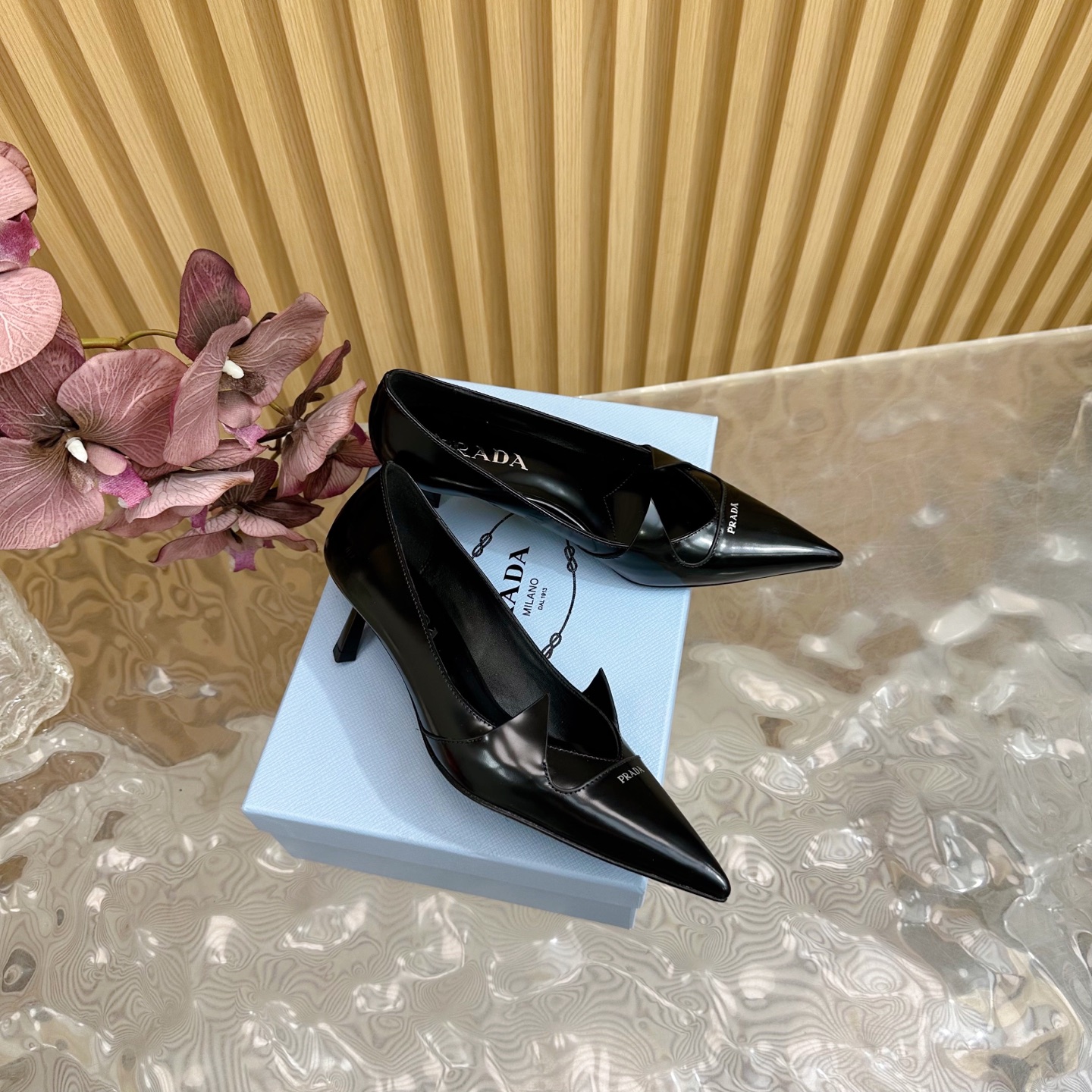 NO:172240,2025 early spring new PRADA/Prada classic triangle logo Bat shoes high heel single shoe series Simple and extreme Triangular logo embellishment ——————————— The fabric uses imported edge beads, the inner foot pads are all sheepskin imported Italian cowhide, heel height 5.5cm size35-39 (customized by 40/41), single shoes, prada, prada, cowhide, sheepskin198609092025早春新款PRADA/普拉达经典三角标 蝙蝠鞋高跟单鞋系列 简约极致 三角标点缀 ———————————— 面料采用进口开边珠 内里垫脚均为羊皮 意大利进口牛皮大底 跟高5.5cm size35-39（40/41定制）,单鞋,prada,prada,cowhide,sheepskin,Women's Shoes